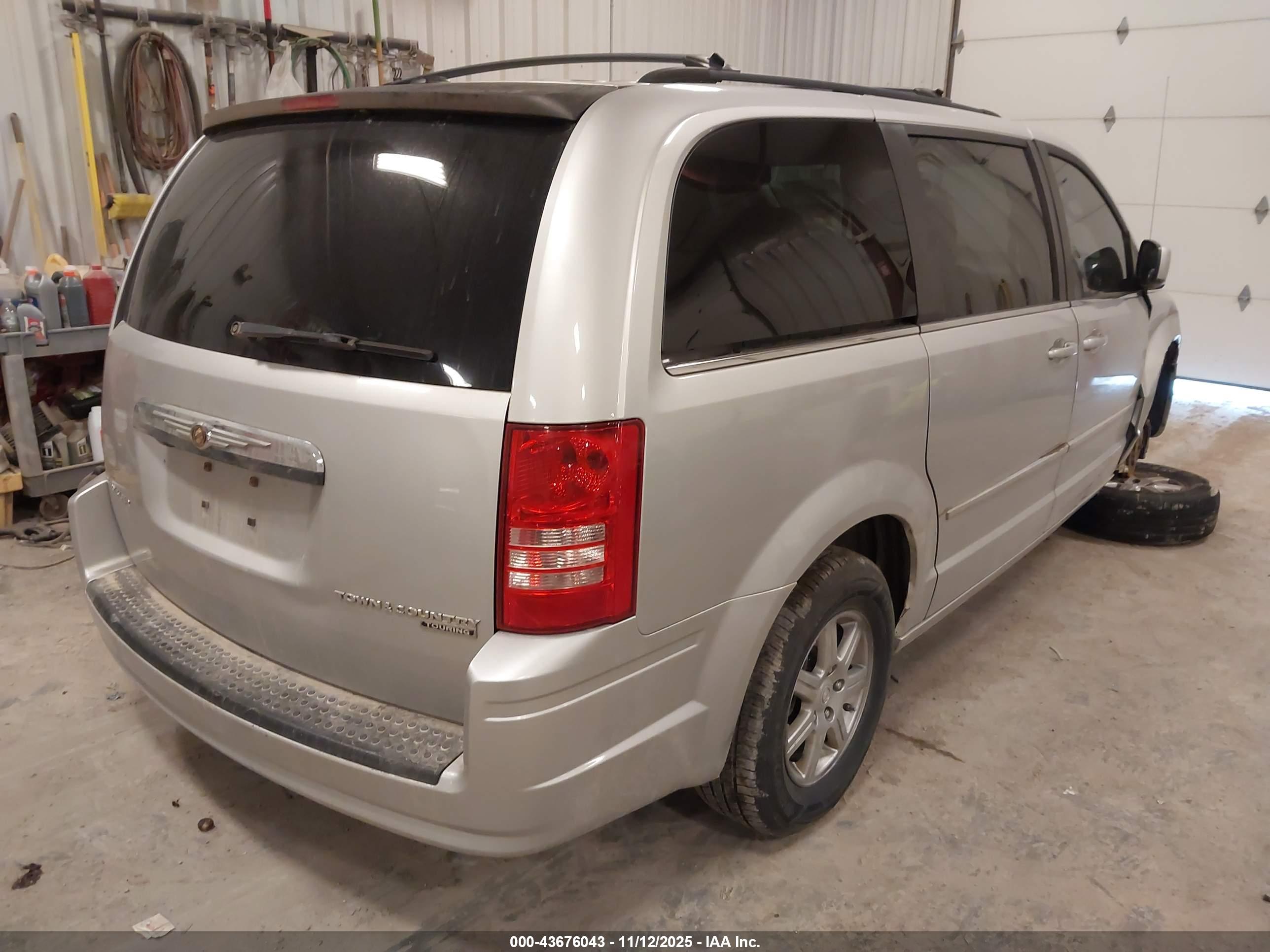 CHRYSLER TOWN image 4
