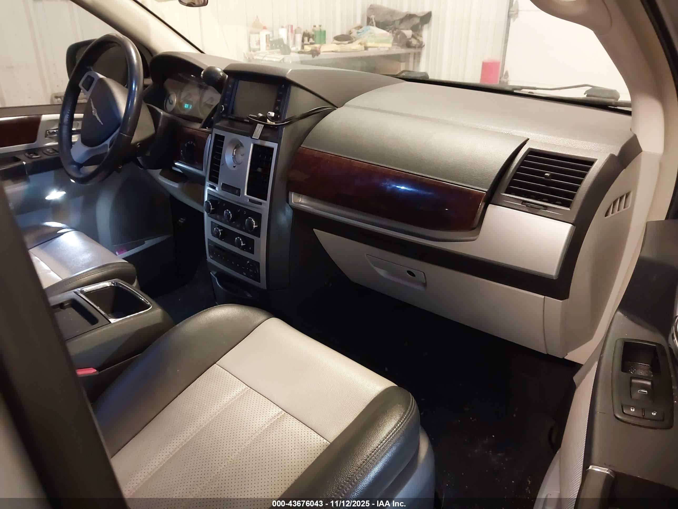 CHRYSLER TOWN image 5