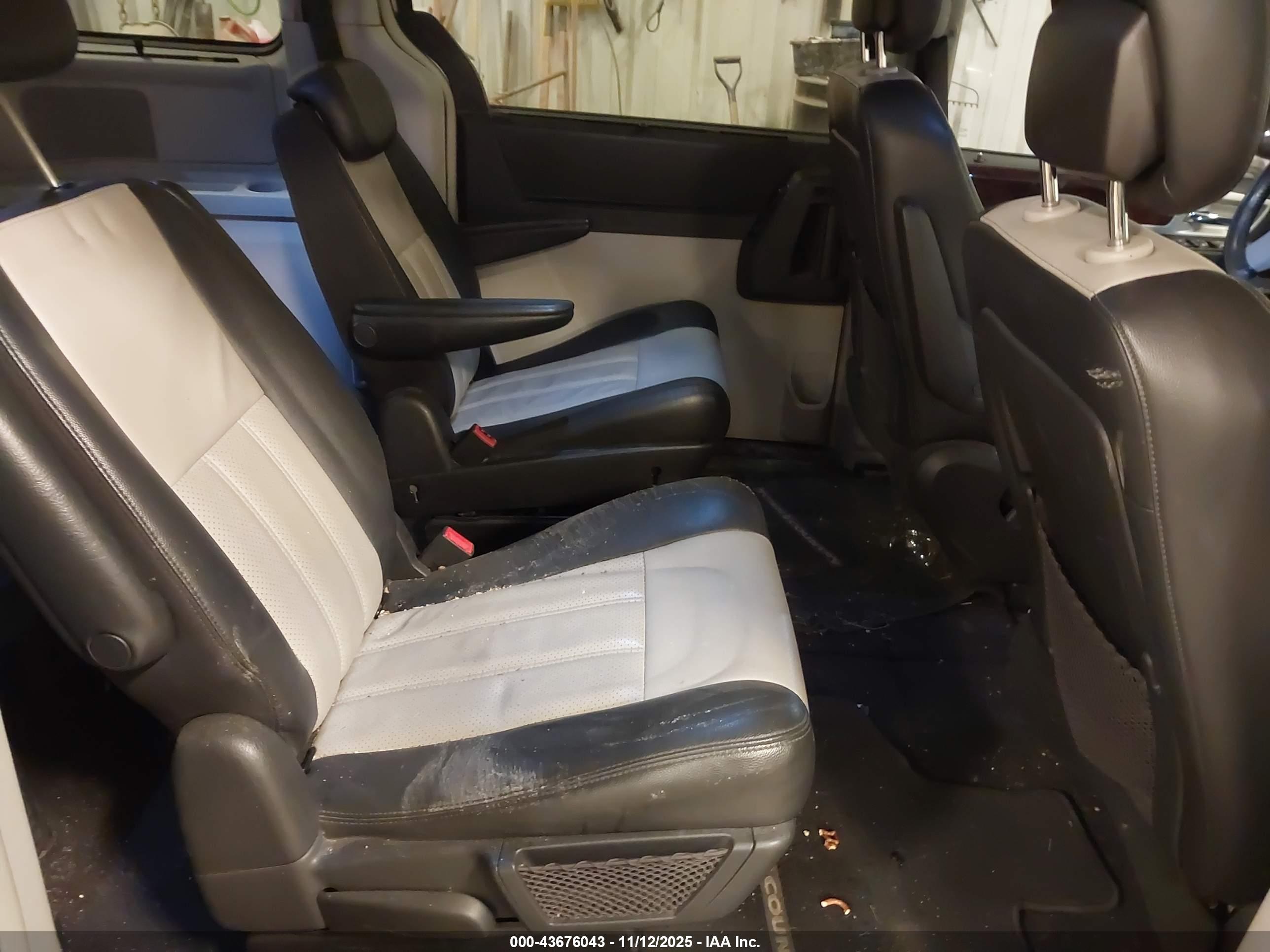 CHRYSLER TOWN image 8