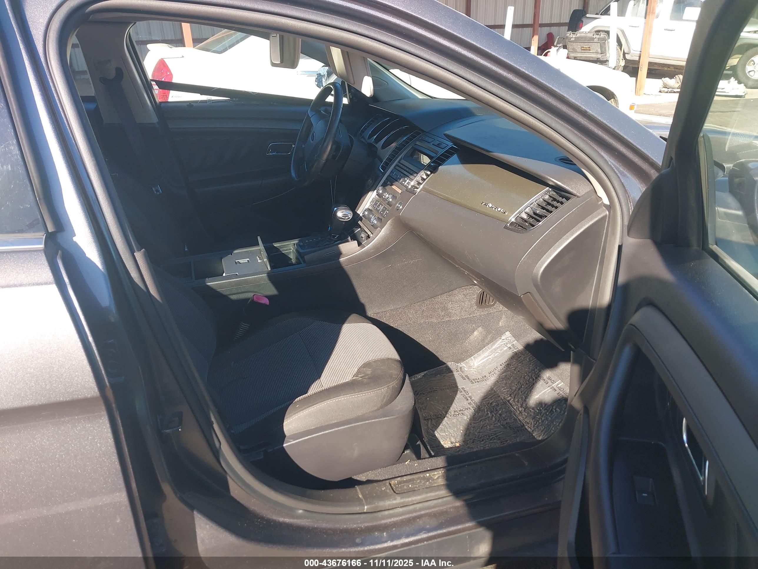 FORD TAURUS image 5