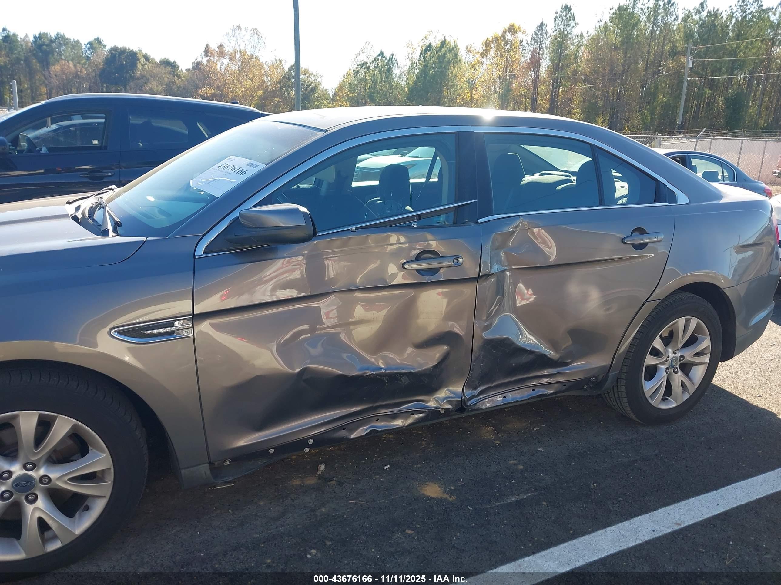 FORD TAURUS image 6