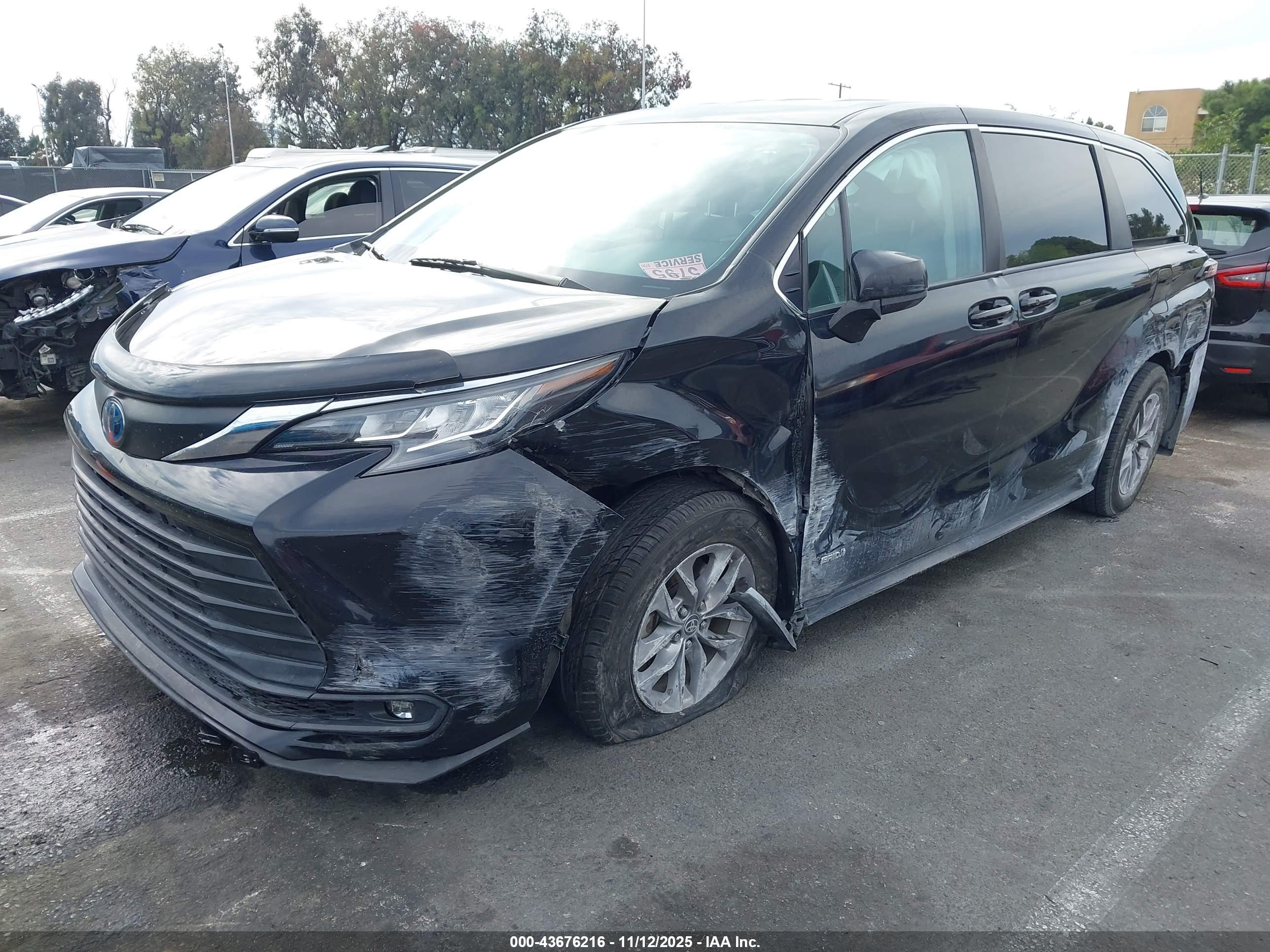 TOYOTA SIENNA image 2
