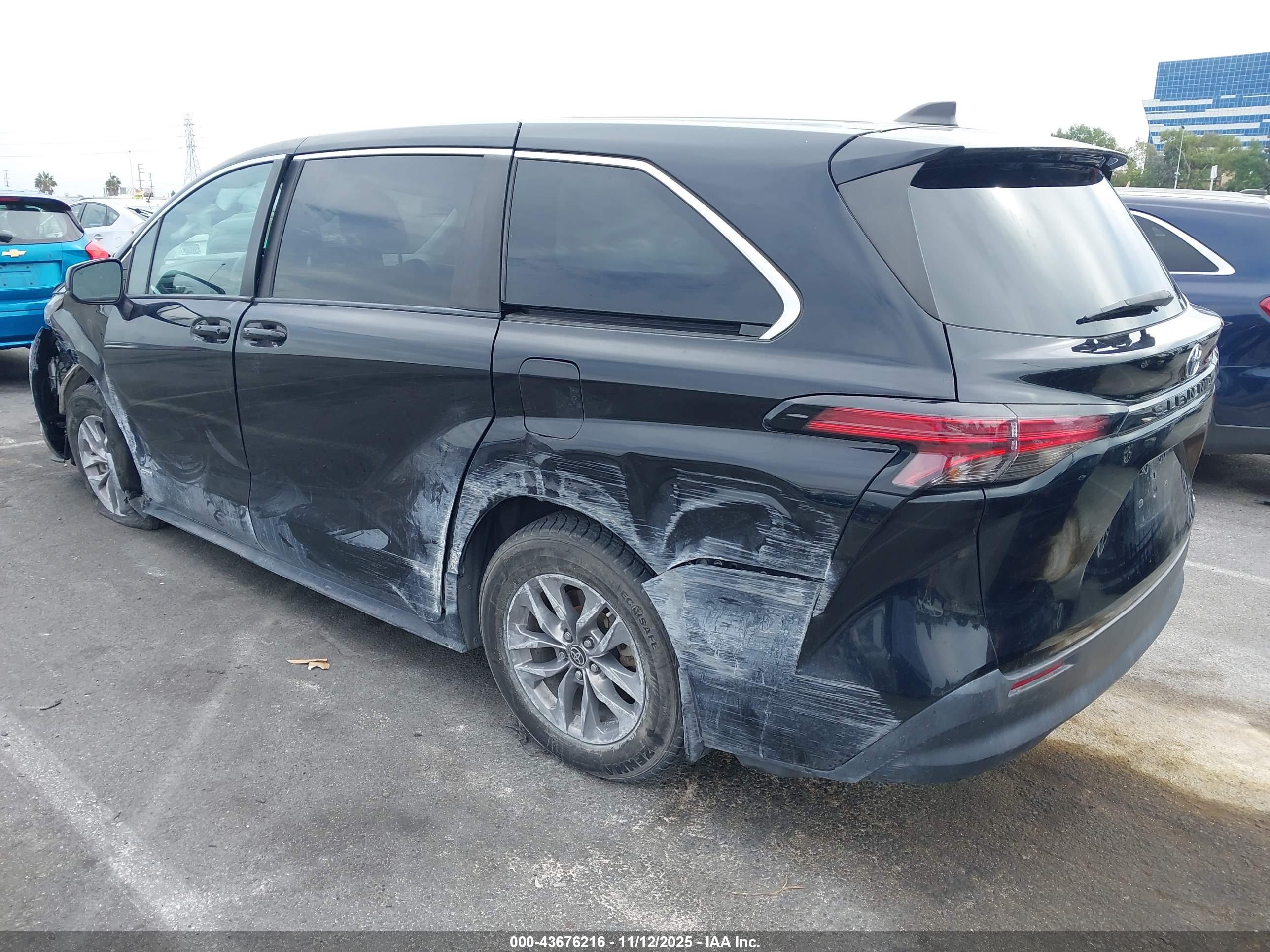 TOYOTA SIENNA image 3