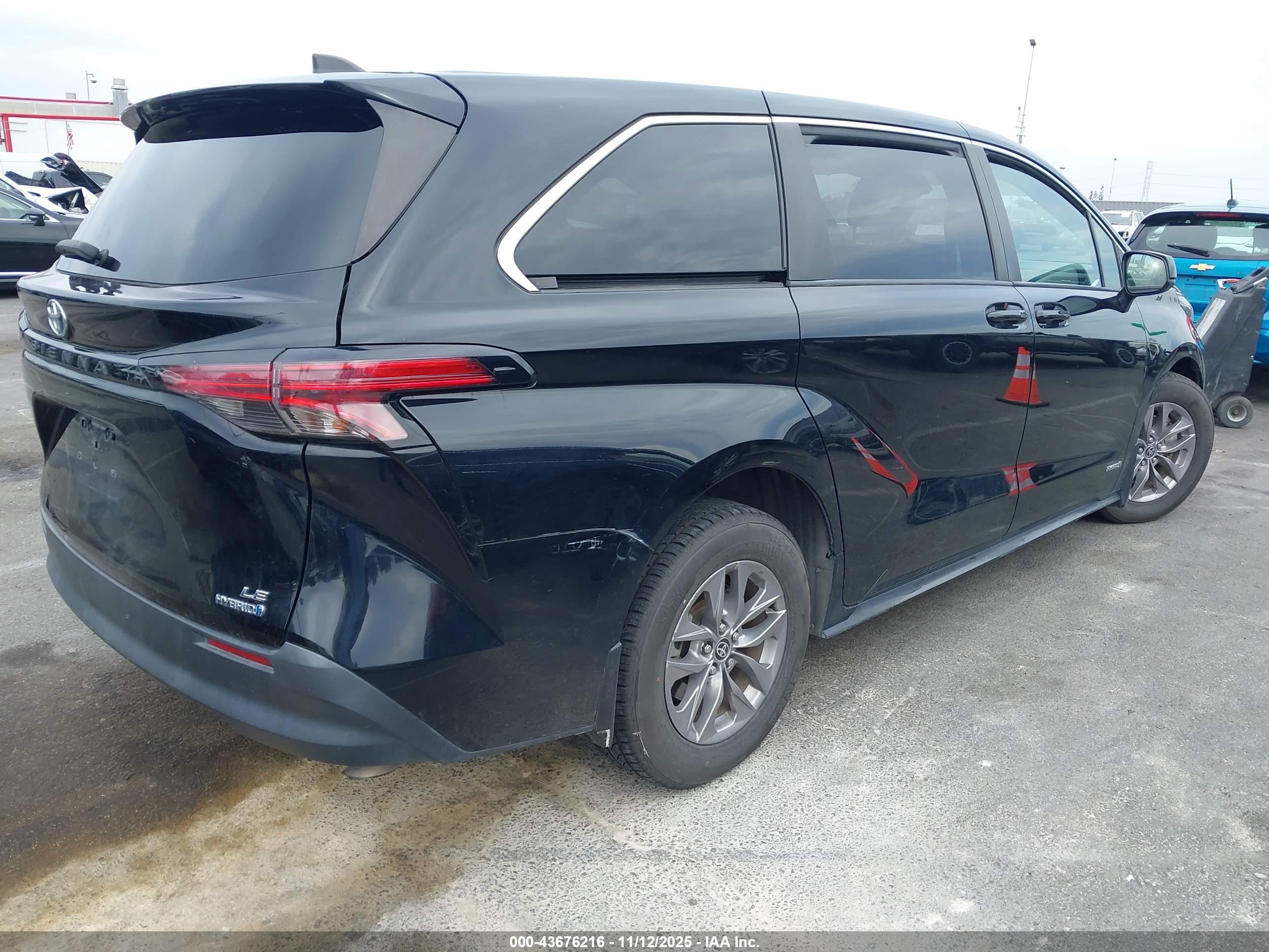 TOYOTA SIENNA image 4