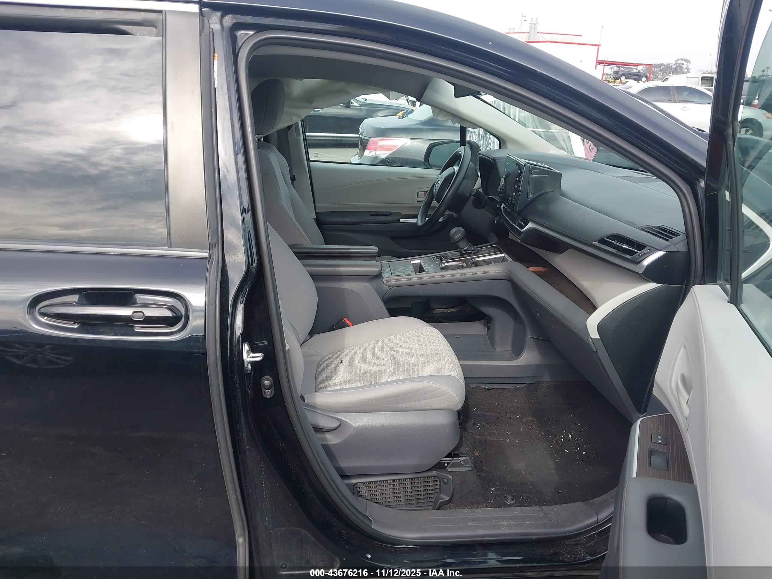 TOYOTA SIENNA image 5