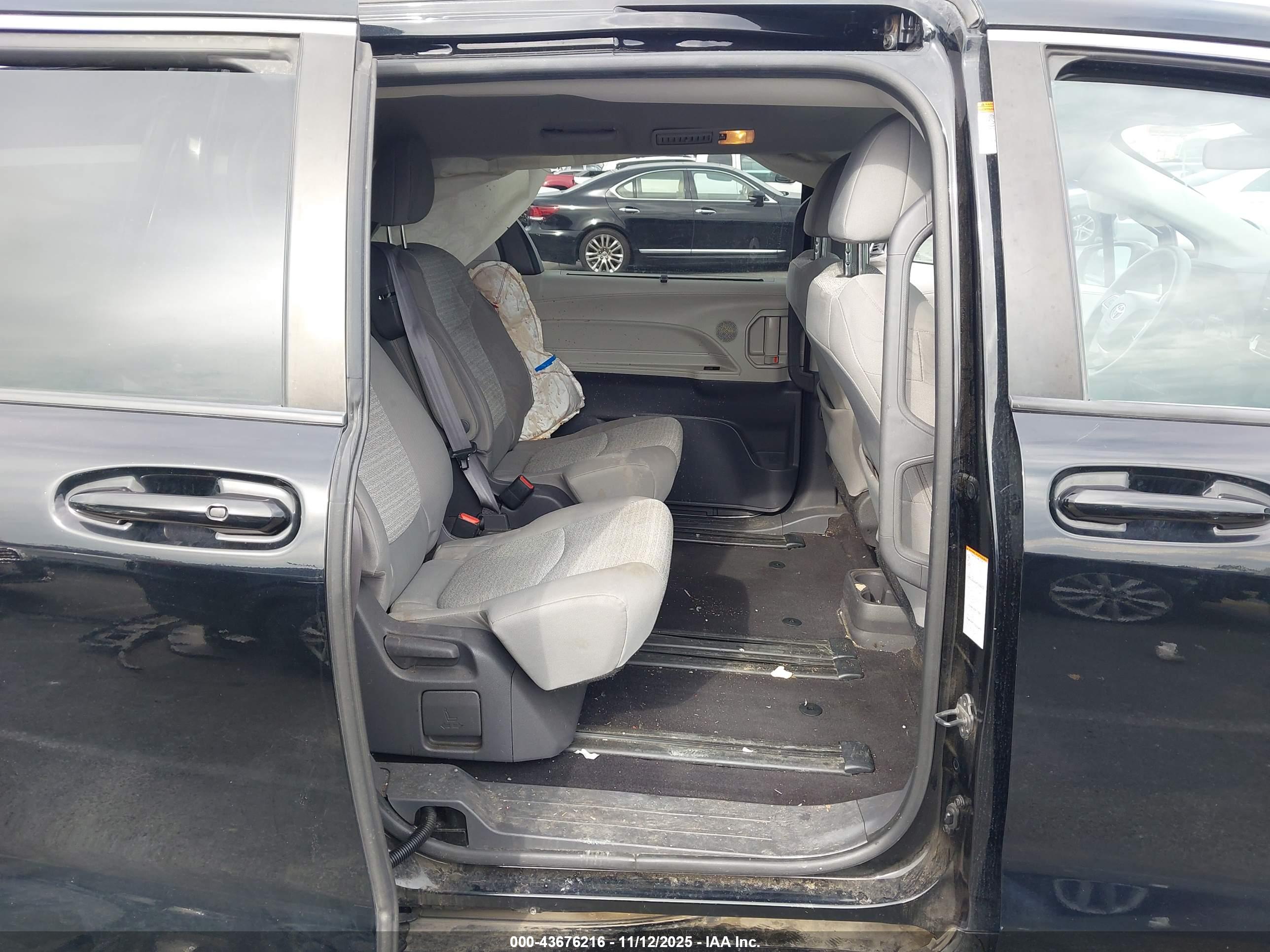 TOYOTA SIENNA image 8