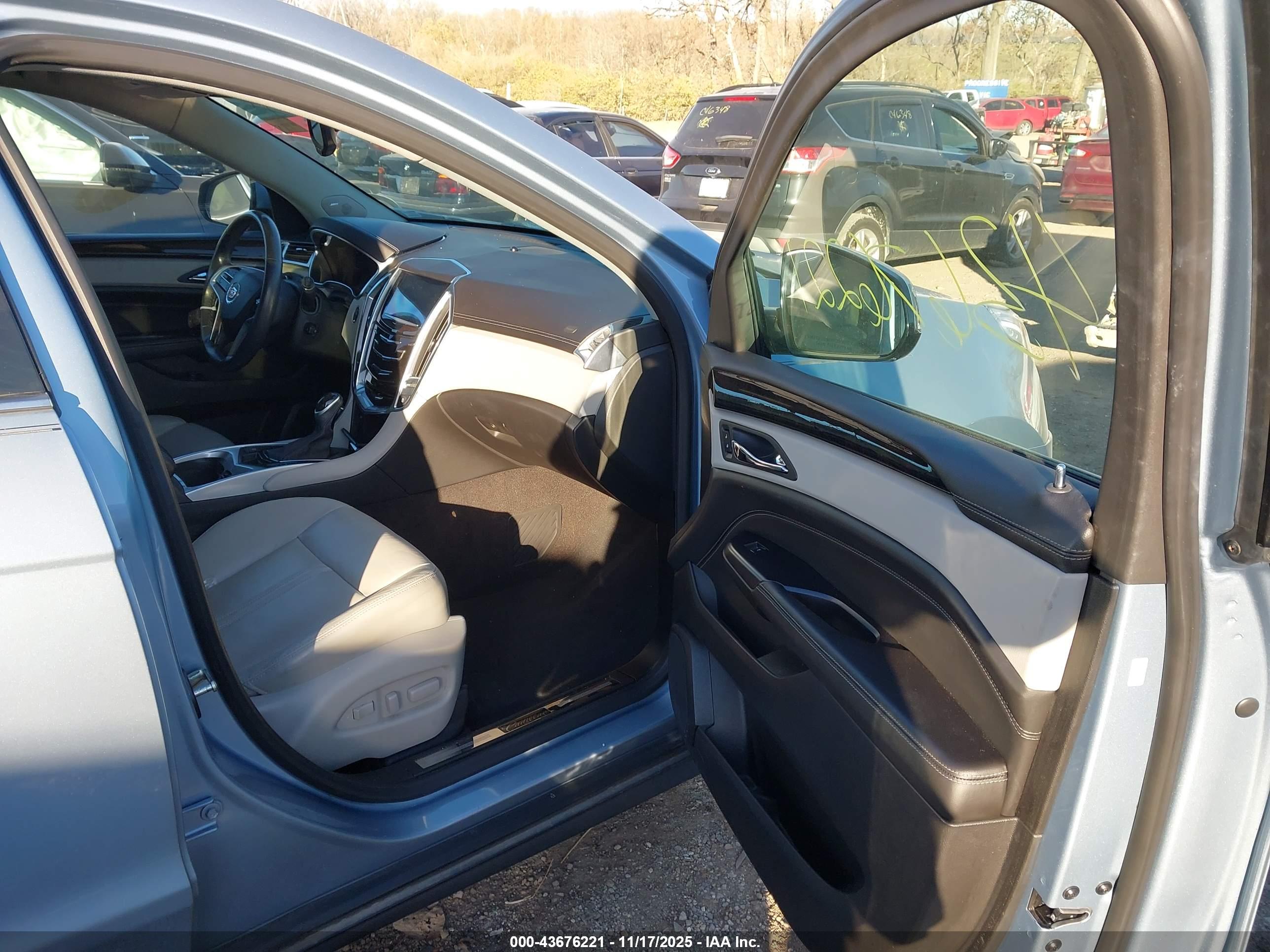 CADILLAC SRX image 5