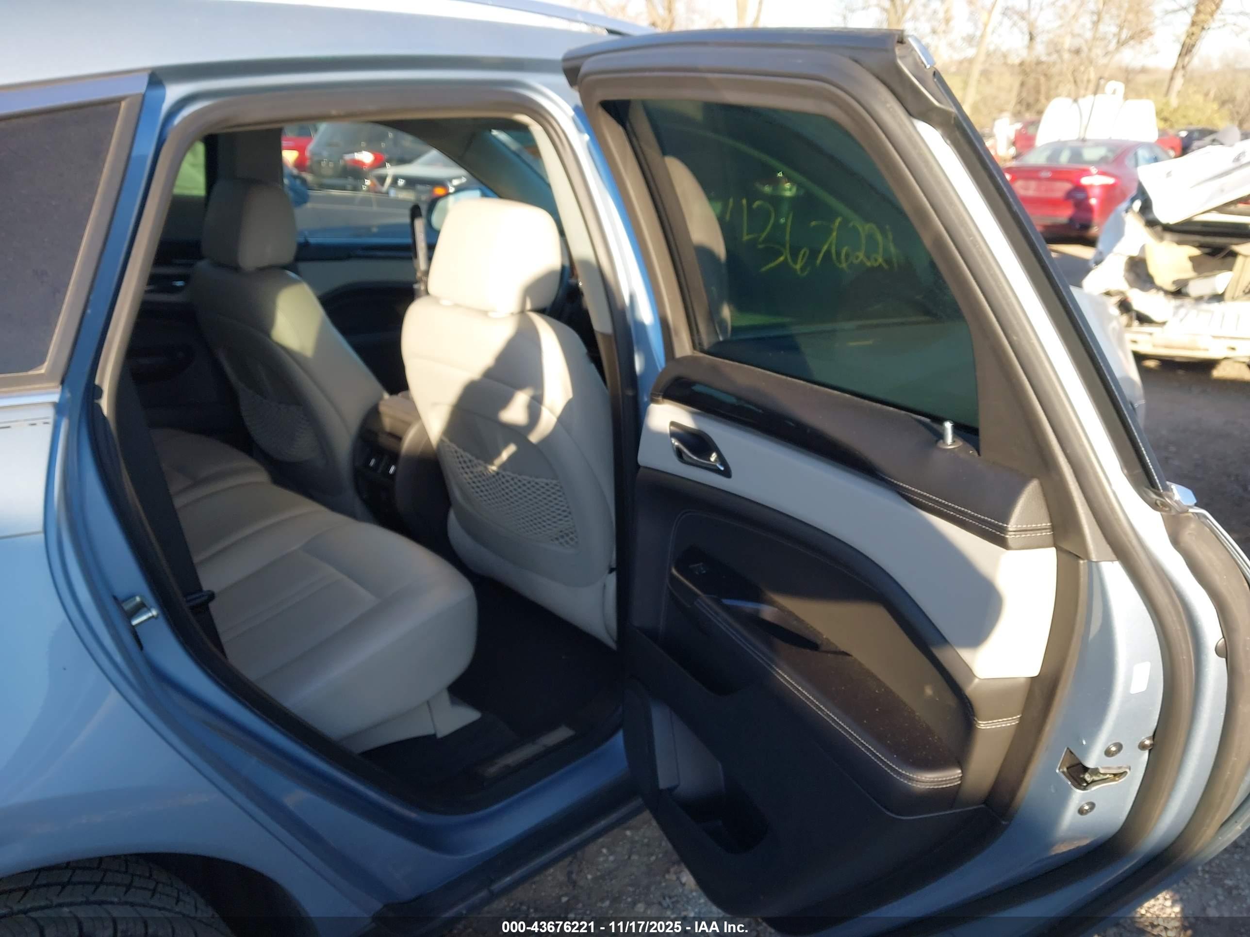 CADILLAC SRX image 8