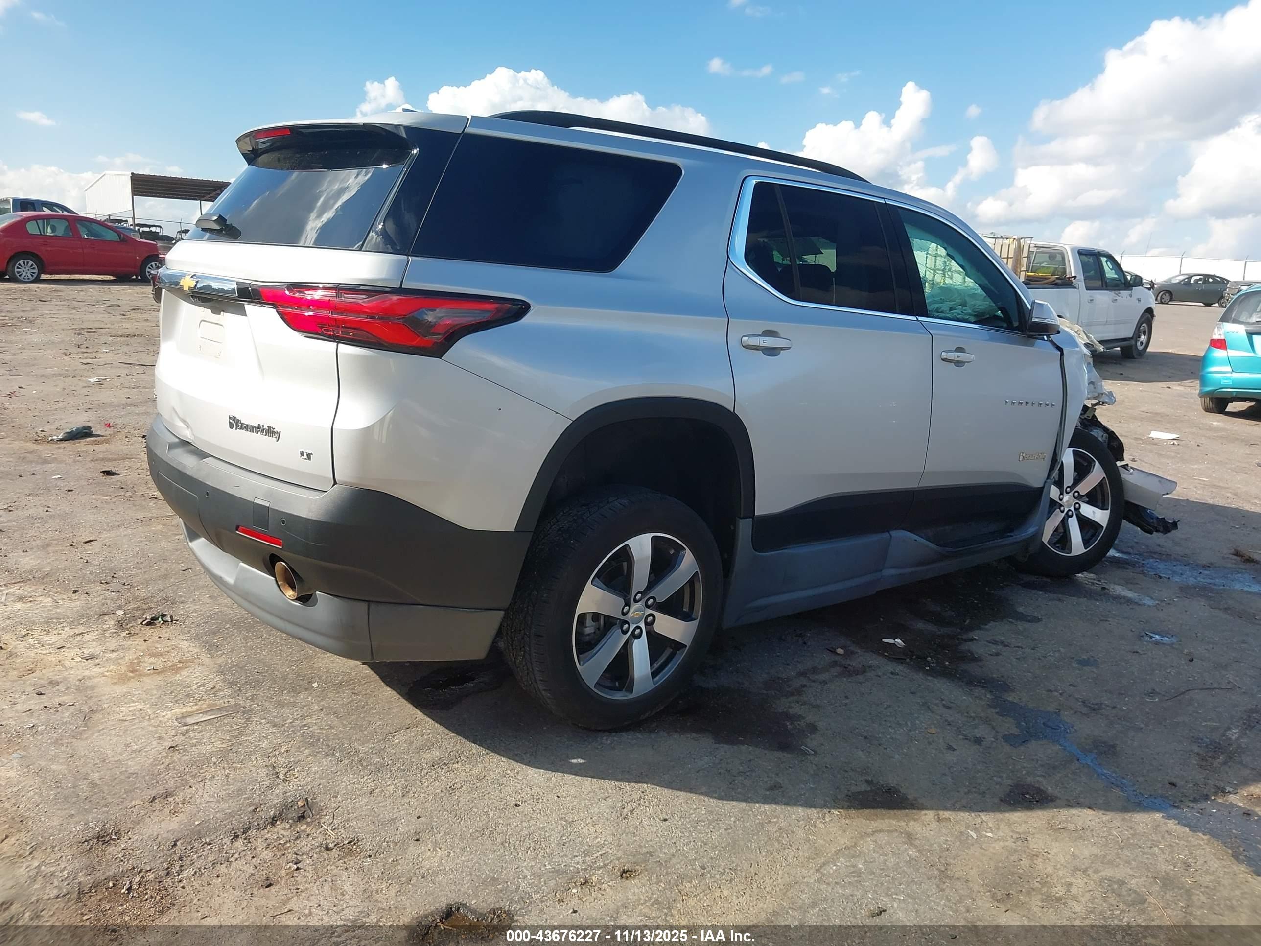 CHEVROLET TRAVERSE image 4