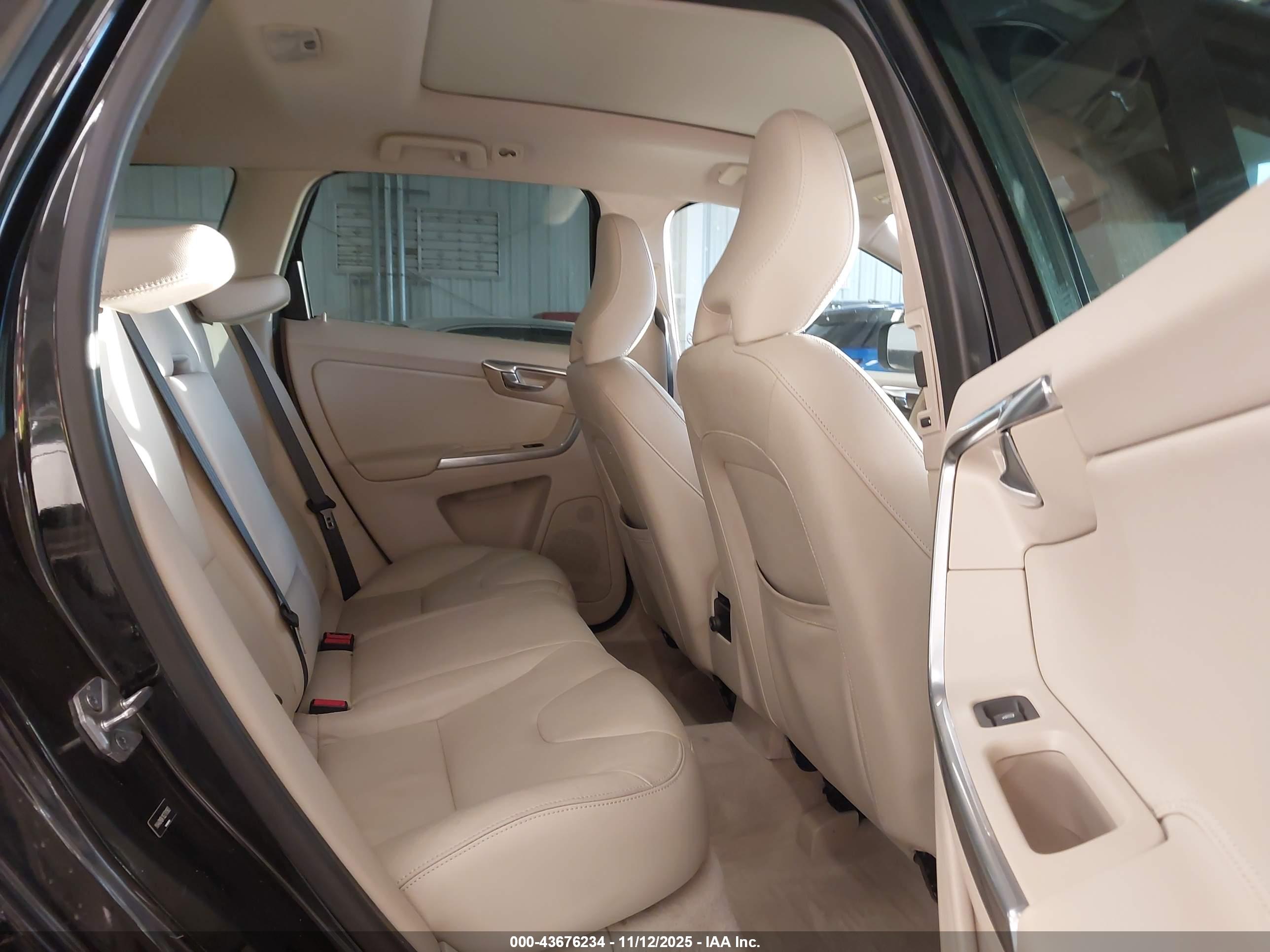 VOLVO XC60 image 8