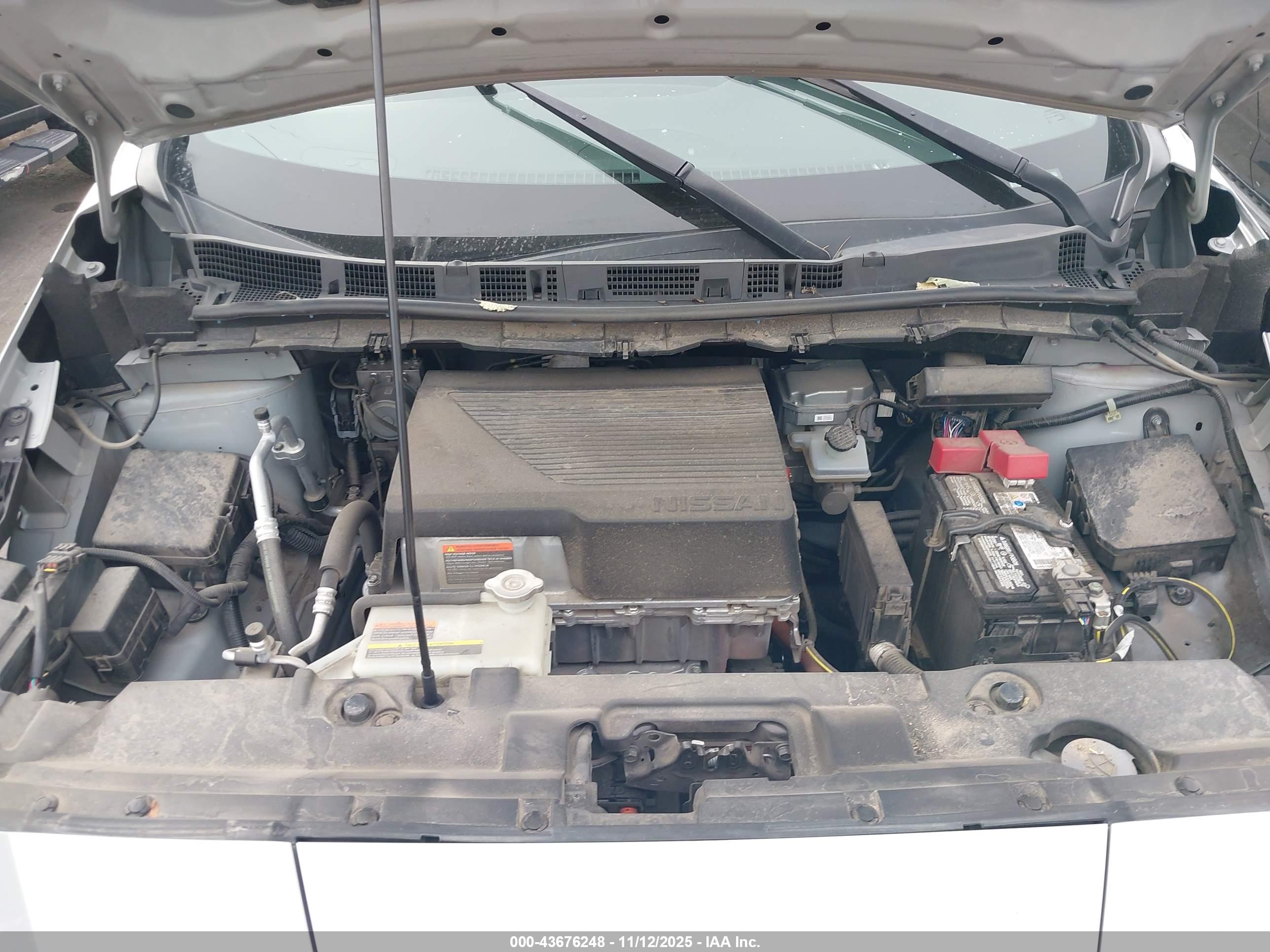 NISSAN LEAF image 10