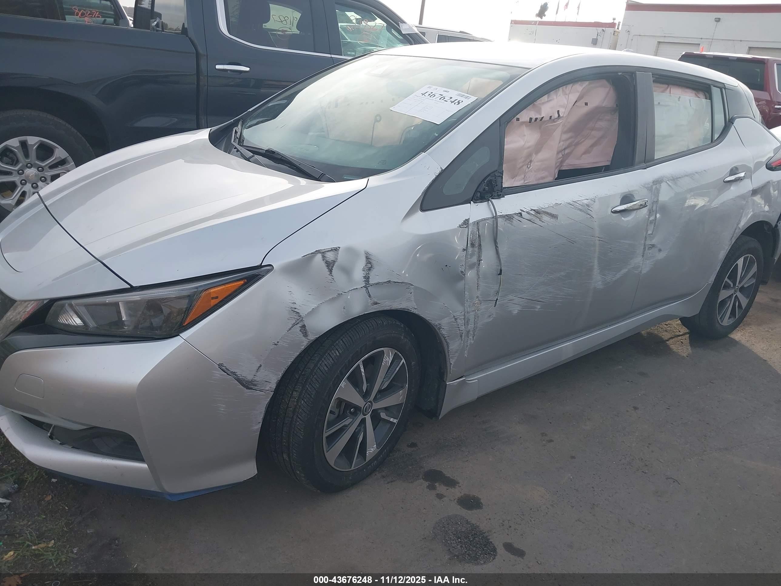 NISSAN LEAF image 6