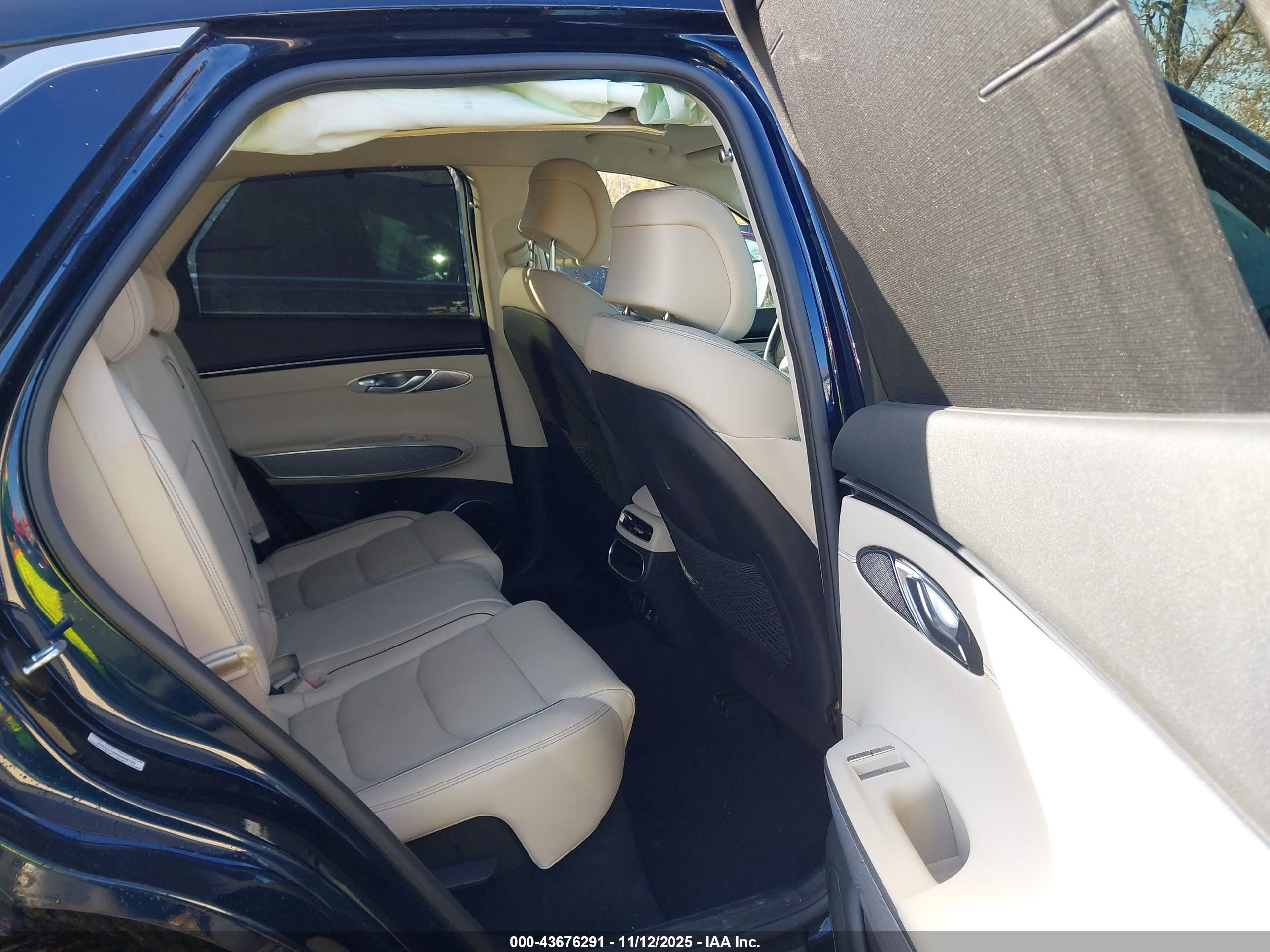 GENESIS GV70 image 8