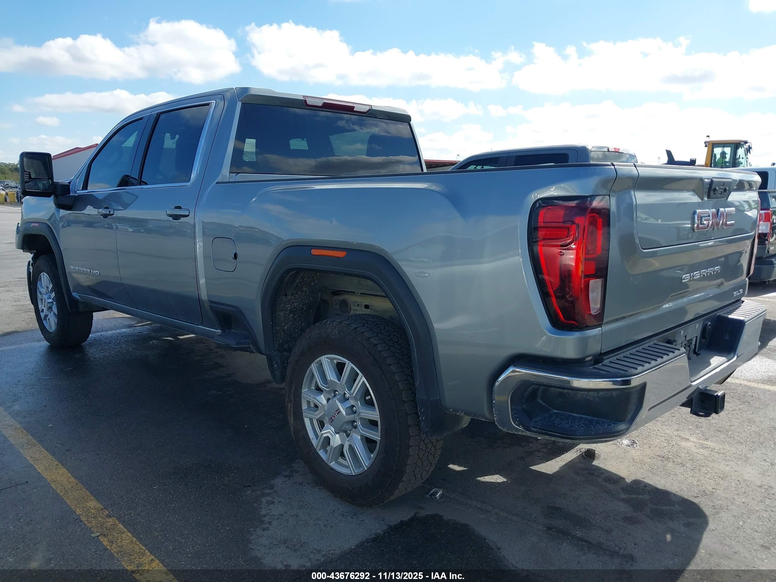 GMC SIERRA image 3