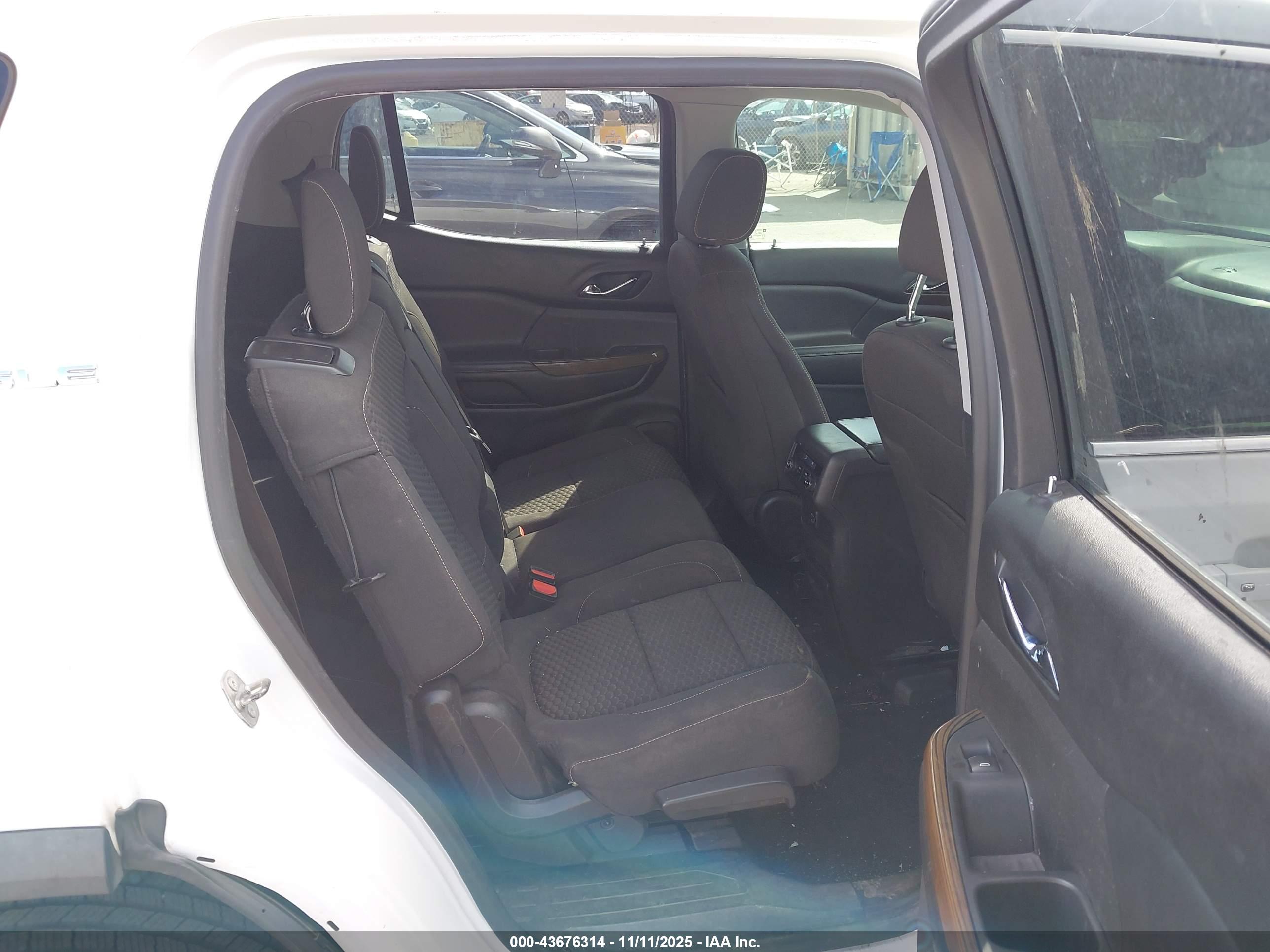 GMC ACADIA image 8