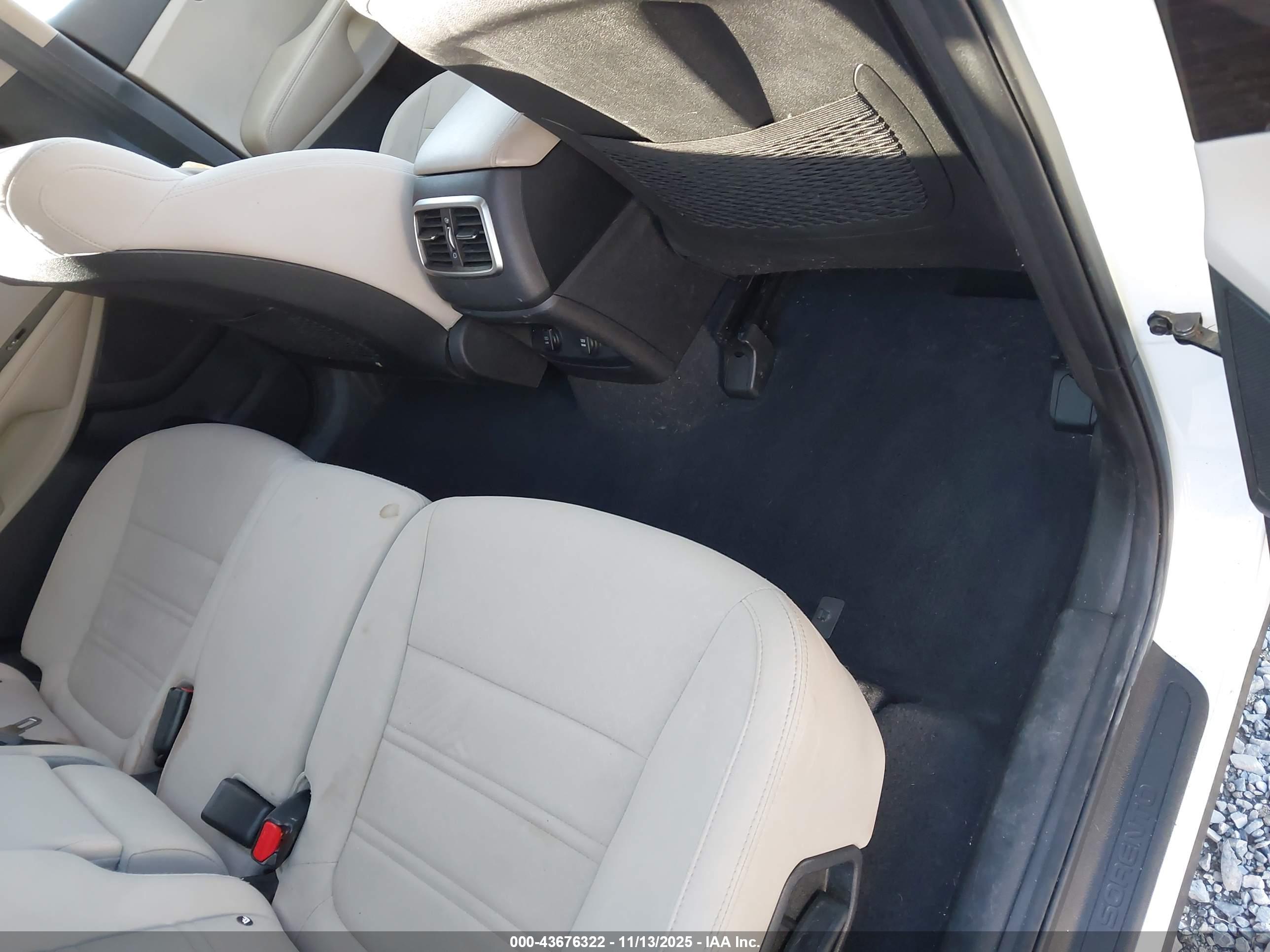 KIA SORENTO image 8