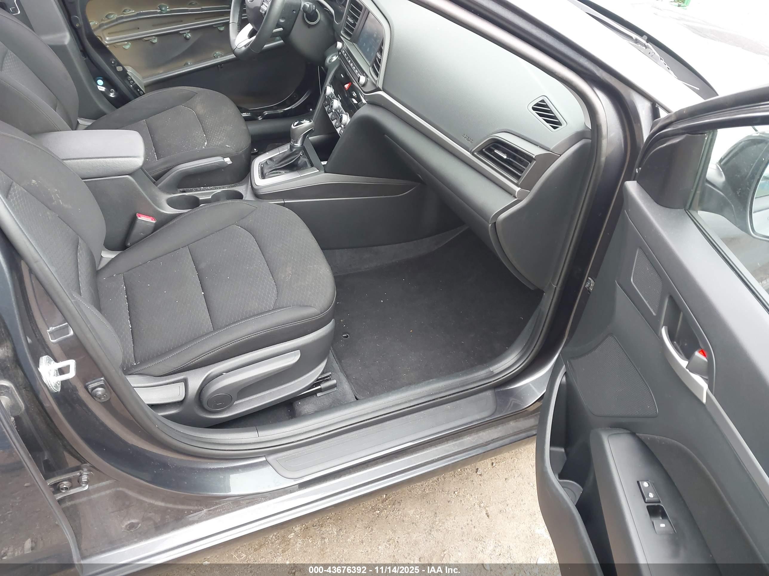 HYUNDAI ELANTRA image 5