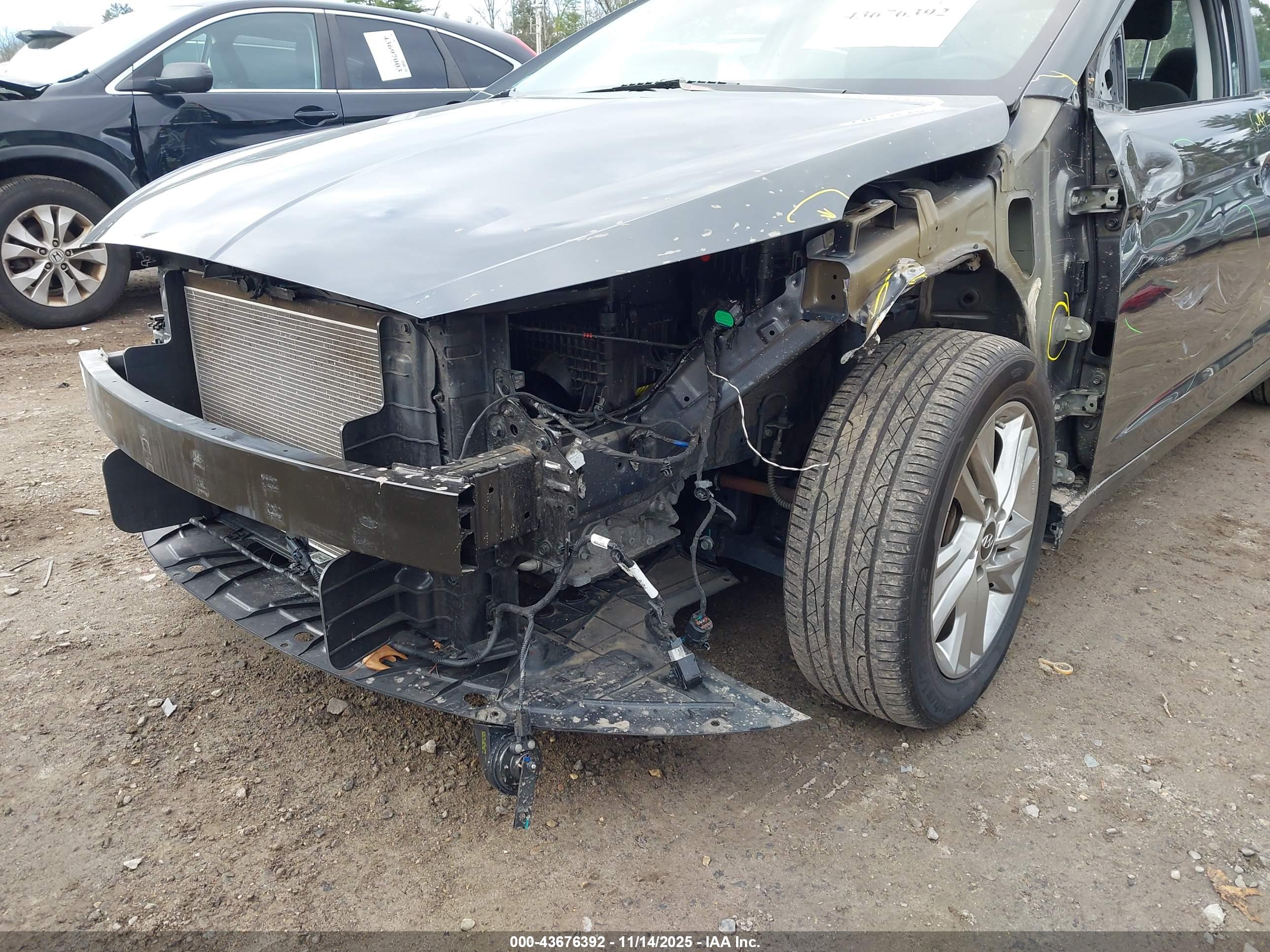 HYUNDAI ELANTRA image 6