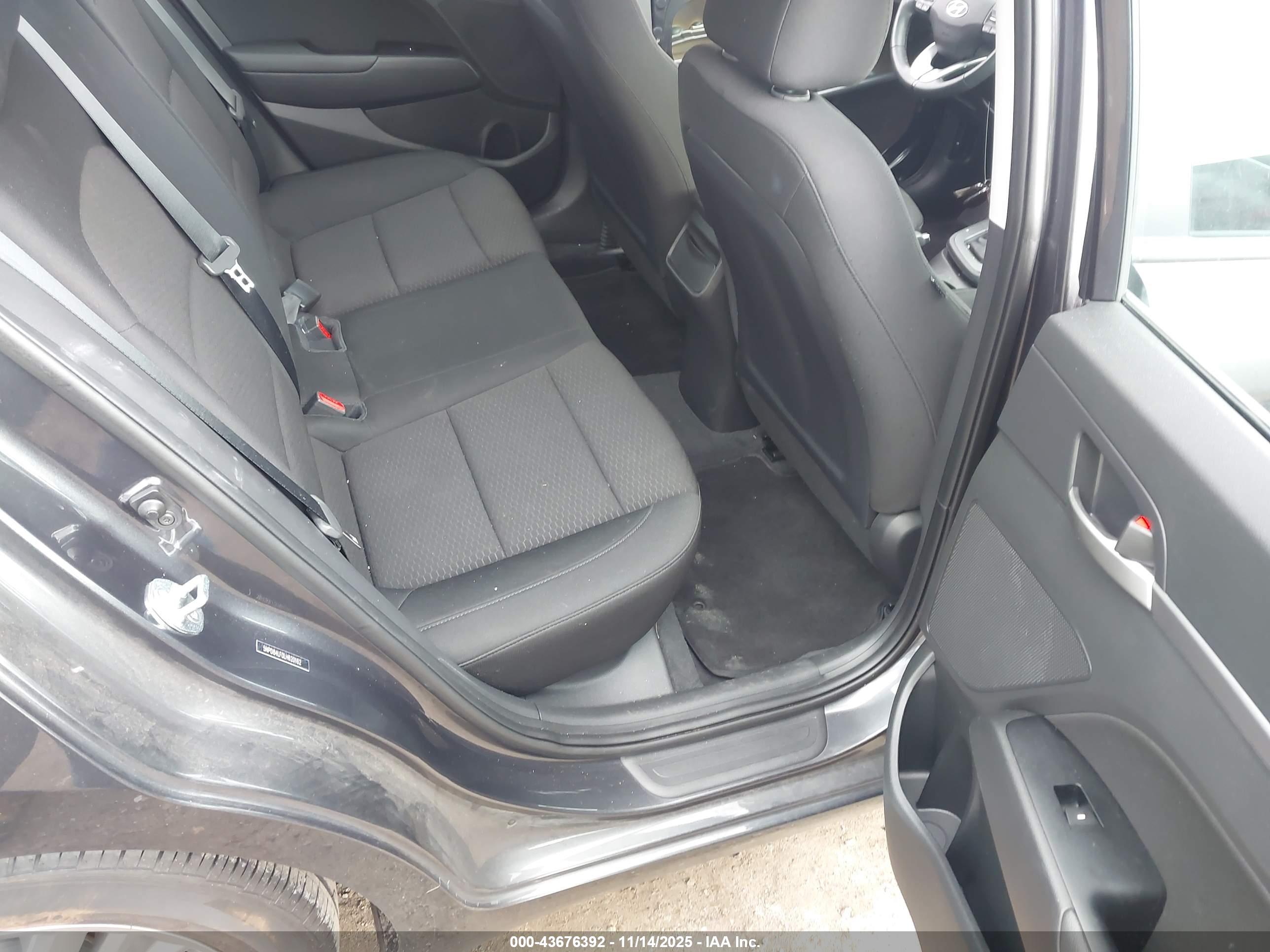 HYUNDAI ELANTRA image 8