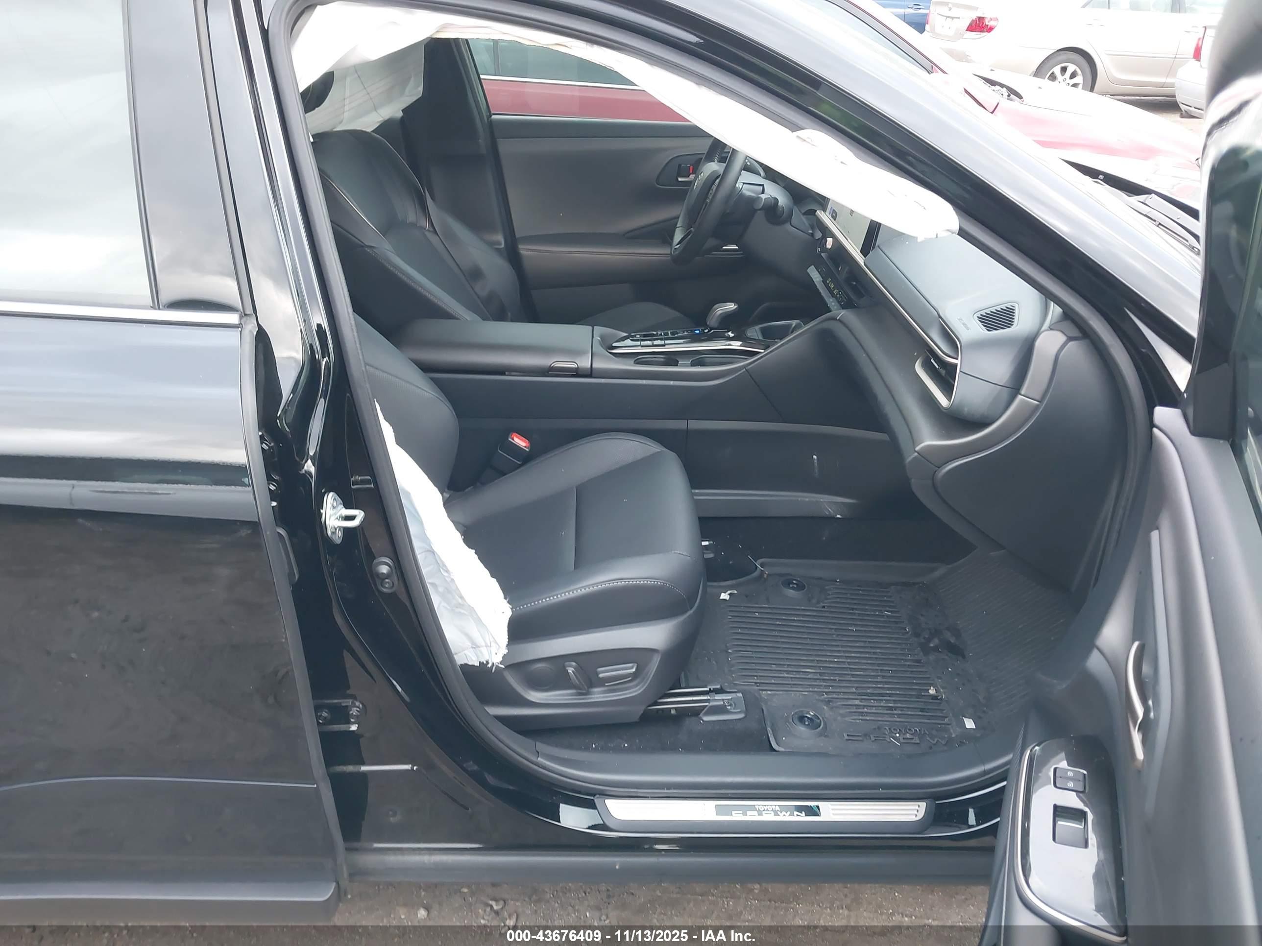 TOYOTA CROWN image 5
