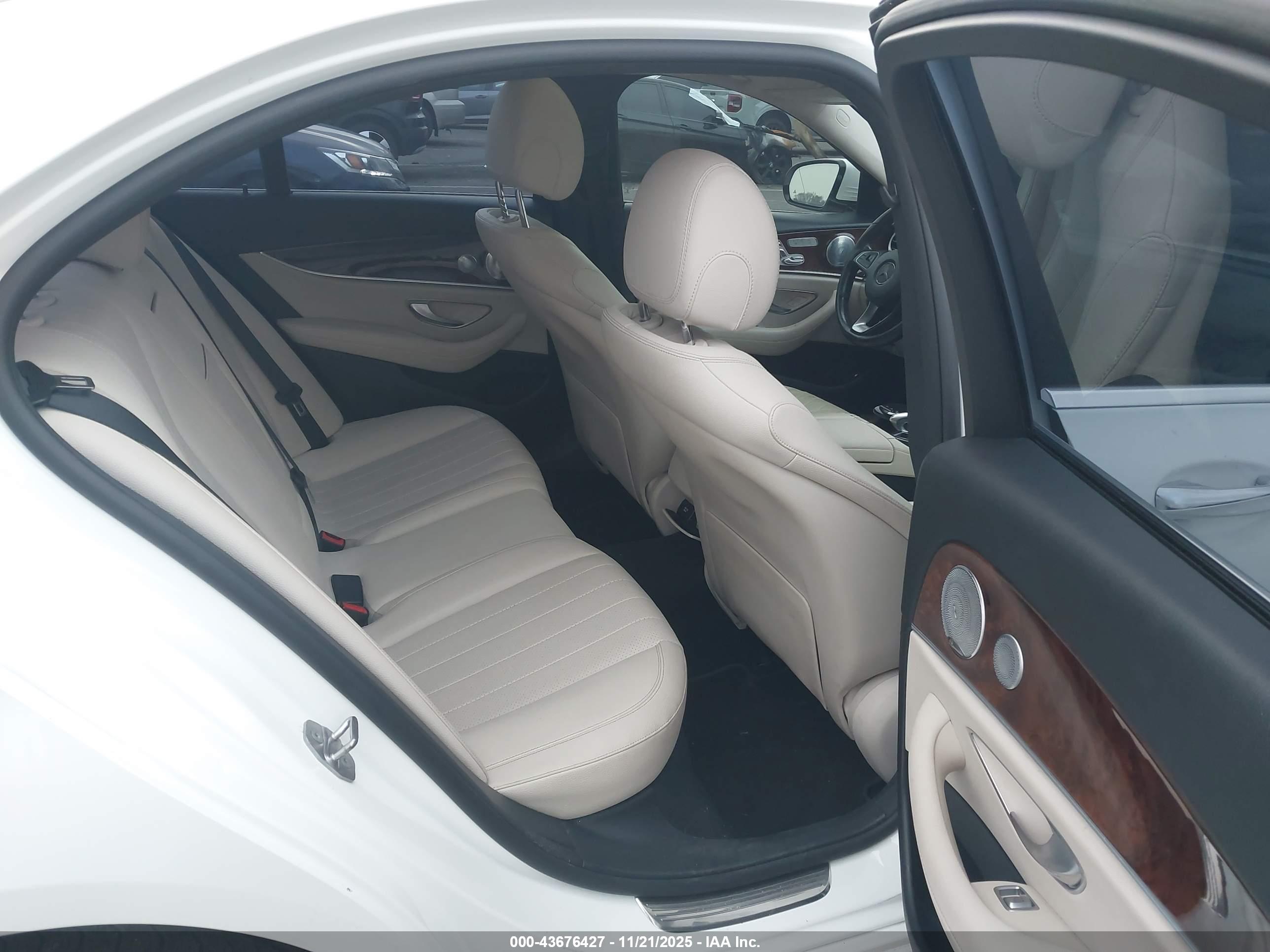 MERCEDES-BENZ E image 8