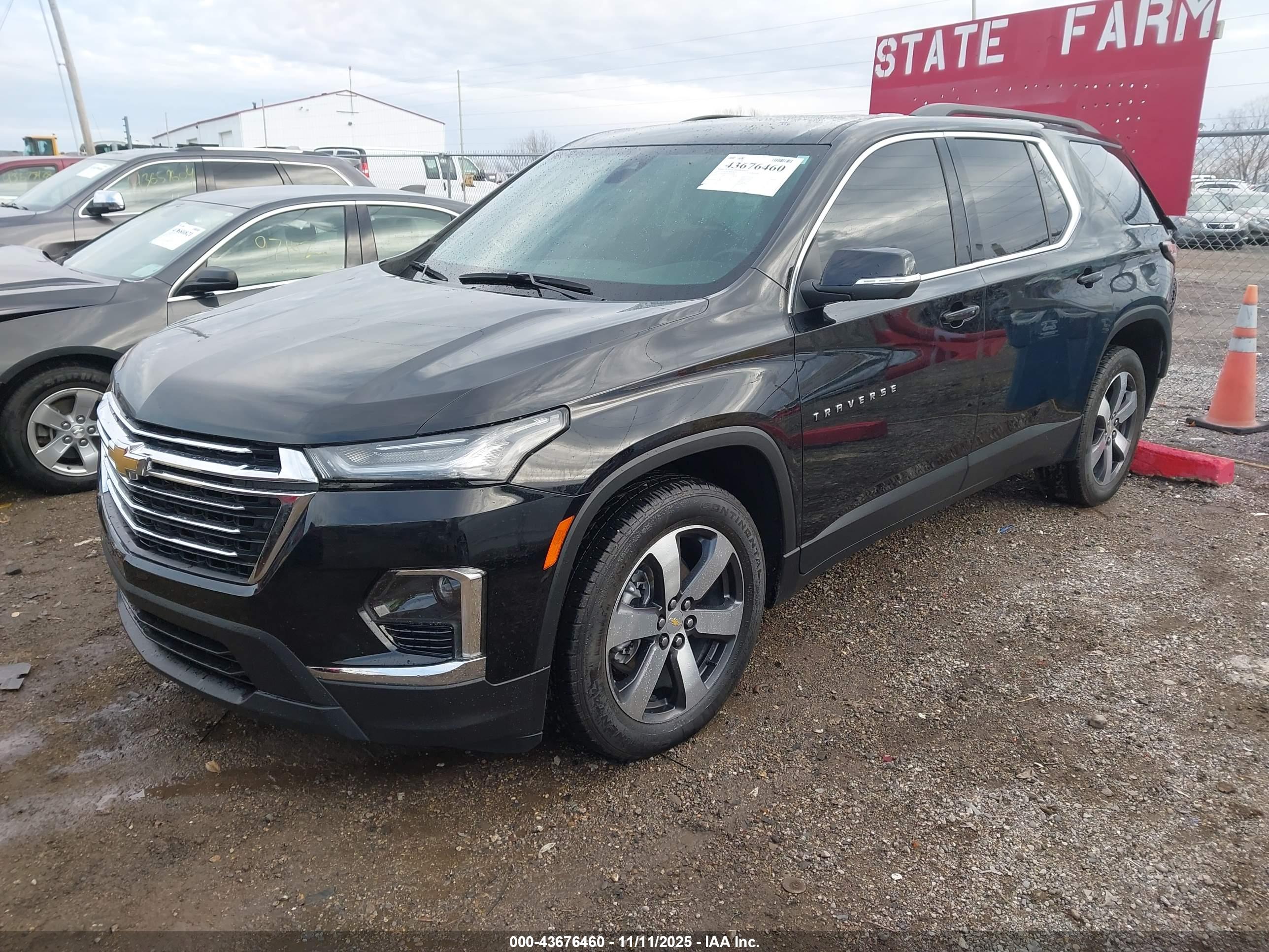 CHEVROLET TRAVERSE image 2