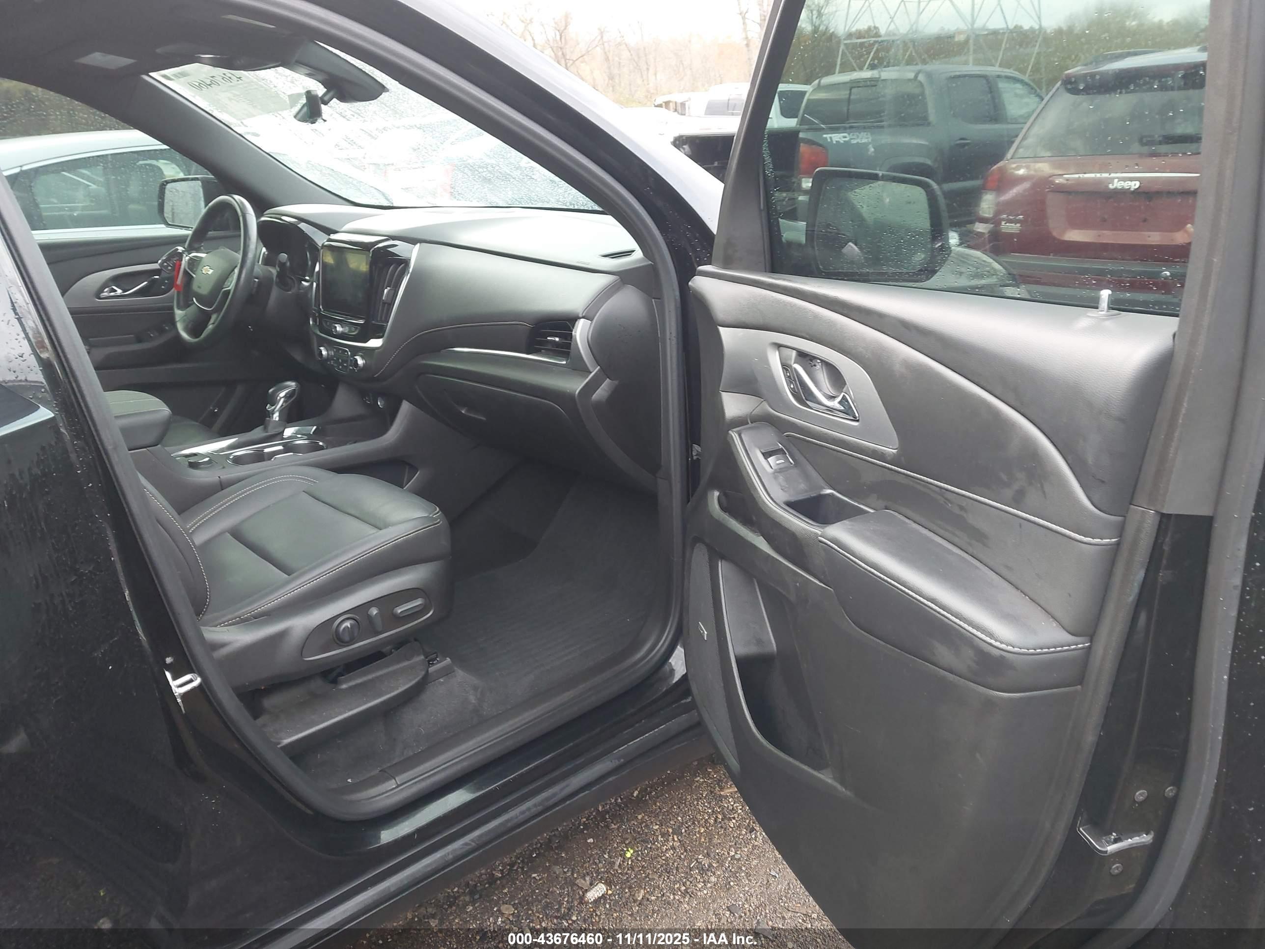 CHEVROLET TRAVERSE image 5