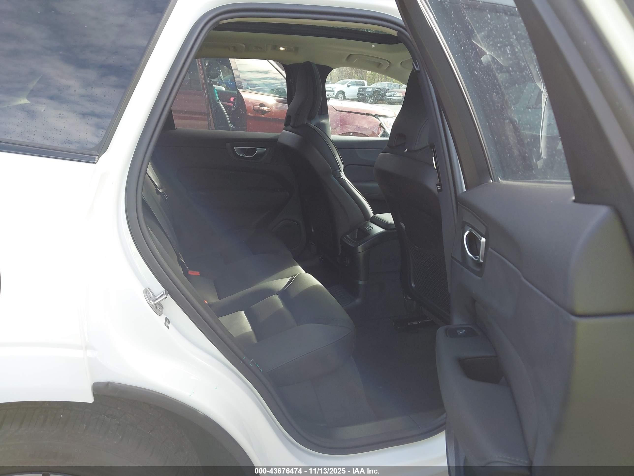 VOLVO XC60 image 8