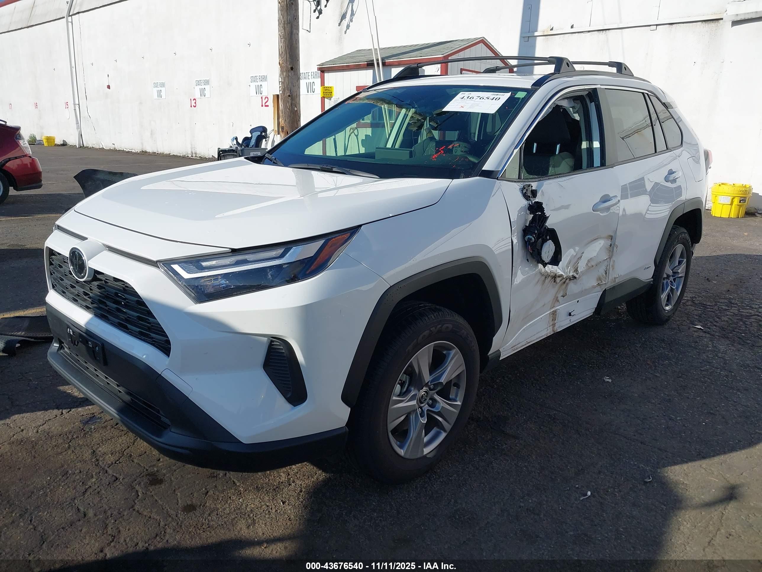 TOYOTA RAV4 image 2