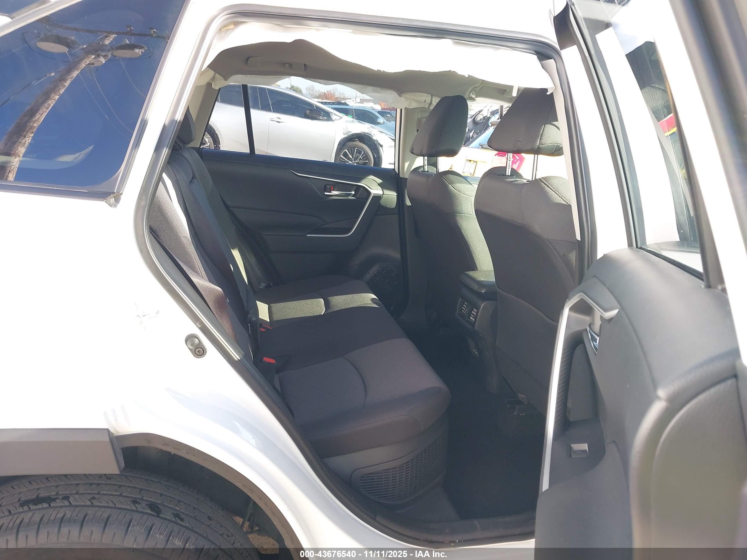 TOYOTA RAV4 image 8