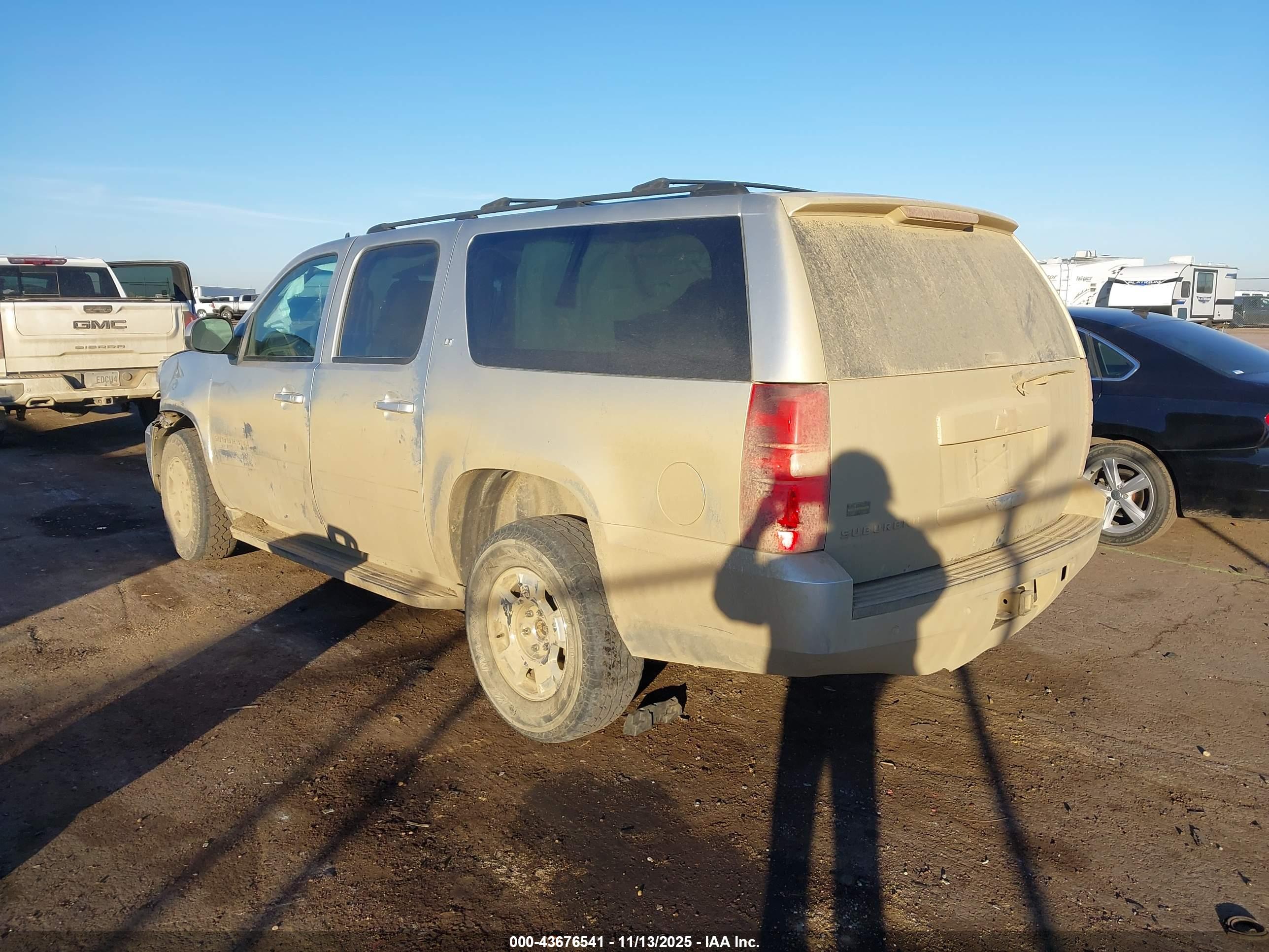 CHEVROLET SUBURBAN image 3