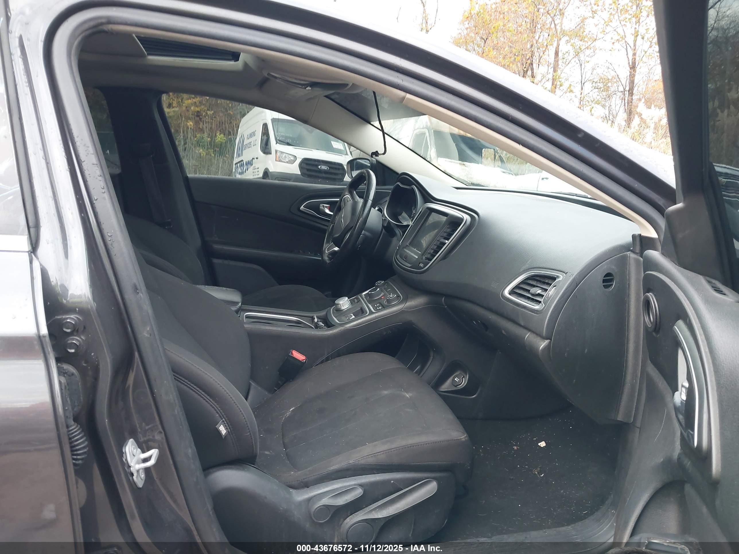 CHRYSLER 200 image 5