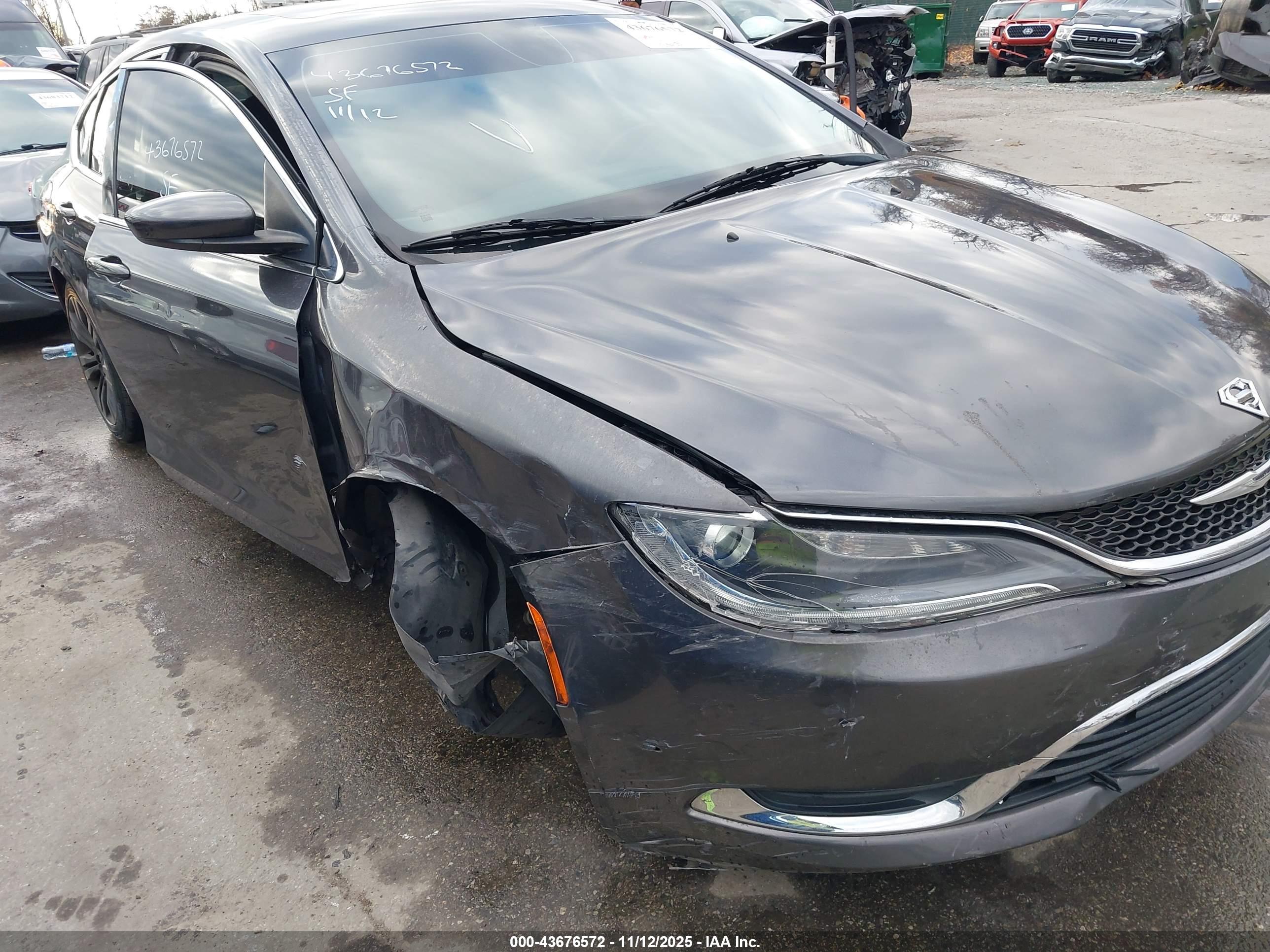 CHRYSLER 200 image 6