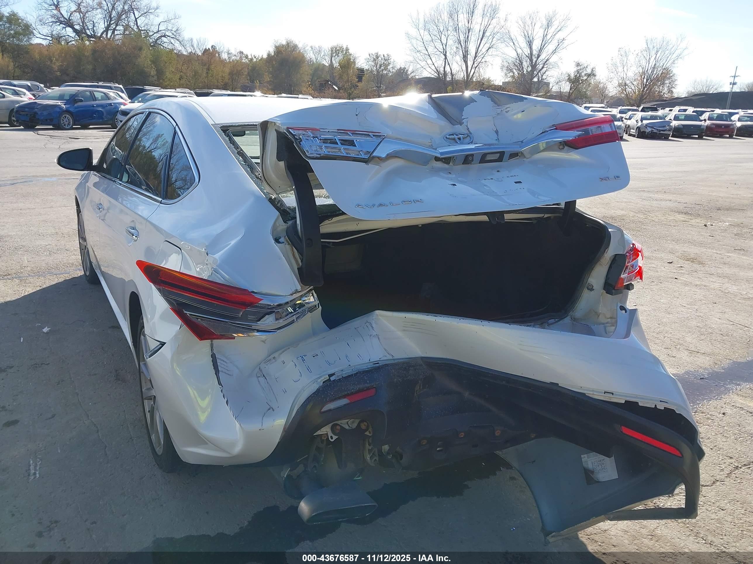 TOYOTA AVALON image 3