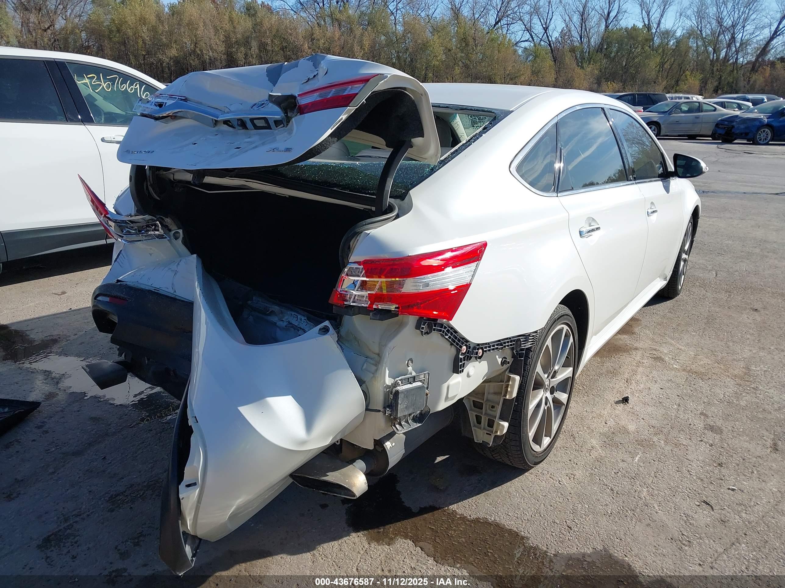 TOYOTA AVALON image 4