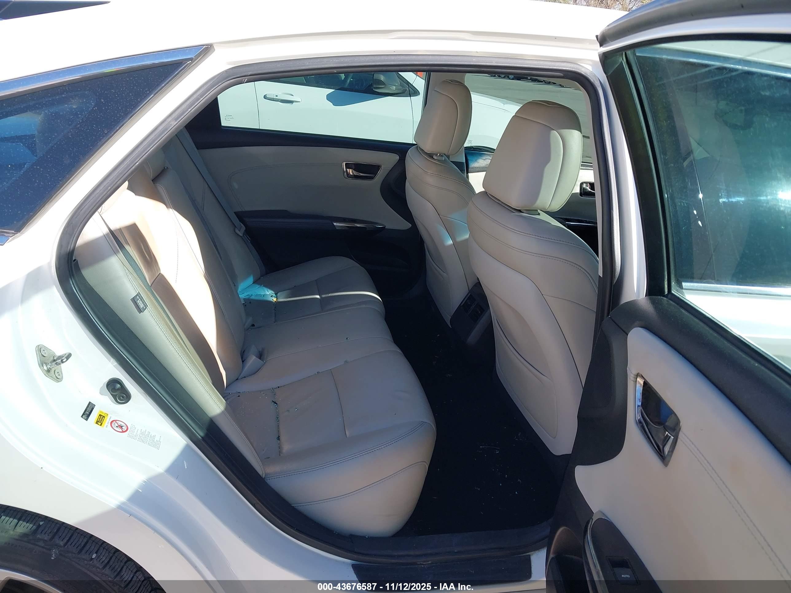 TOYOTA AVALON image 8