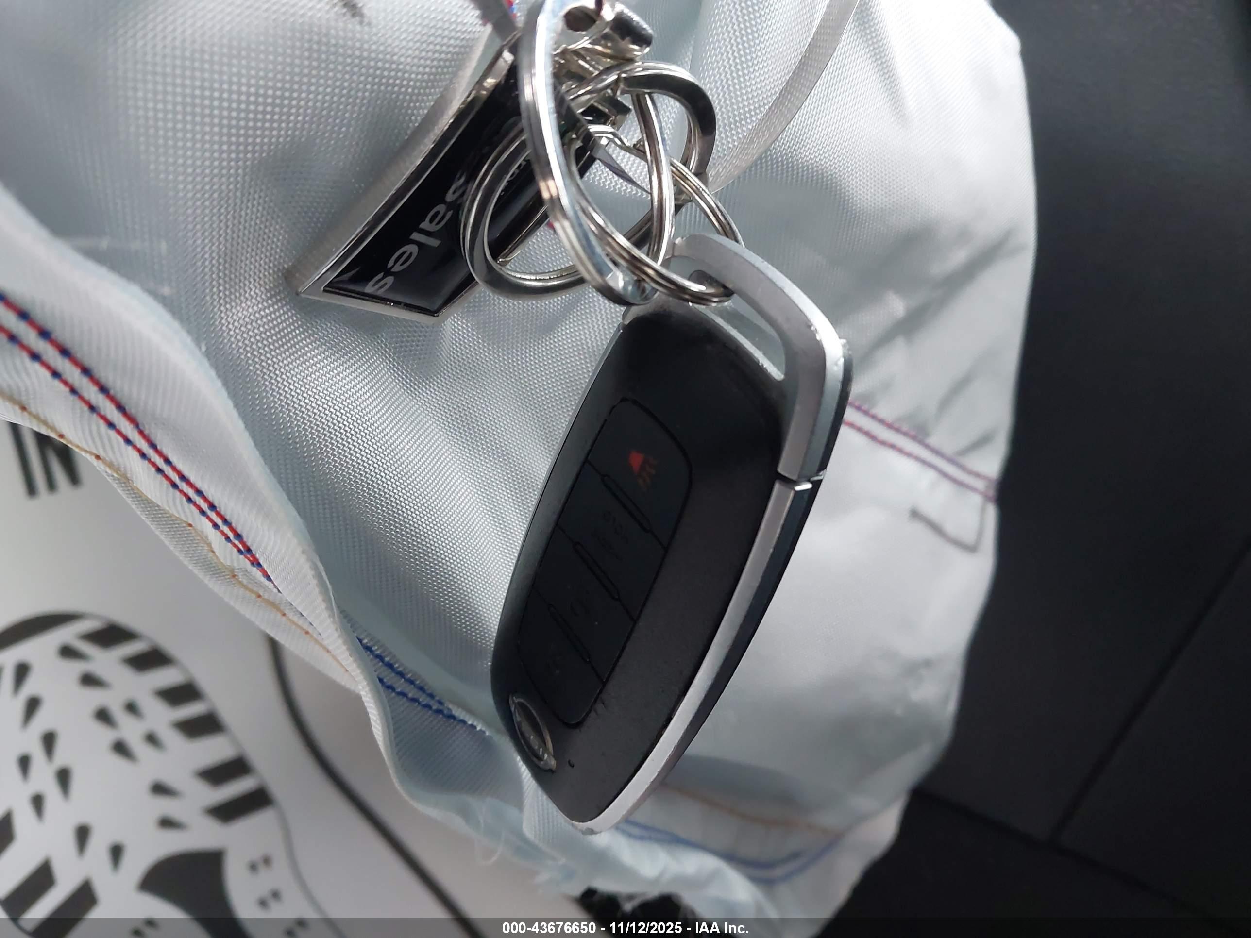 NISSAN VERSA image 11
