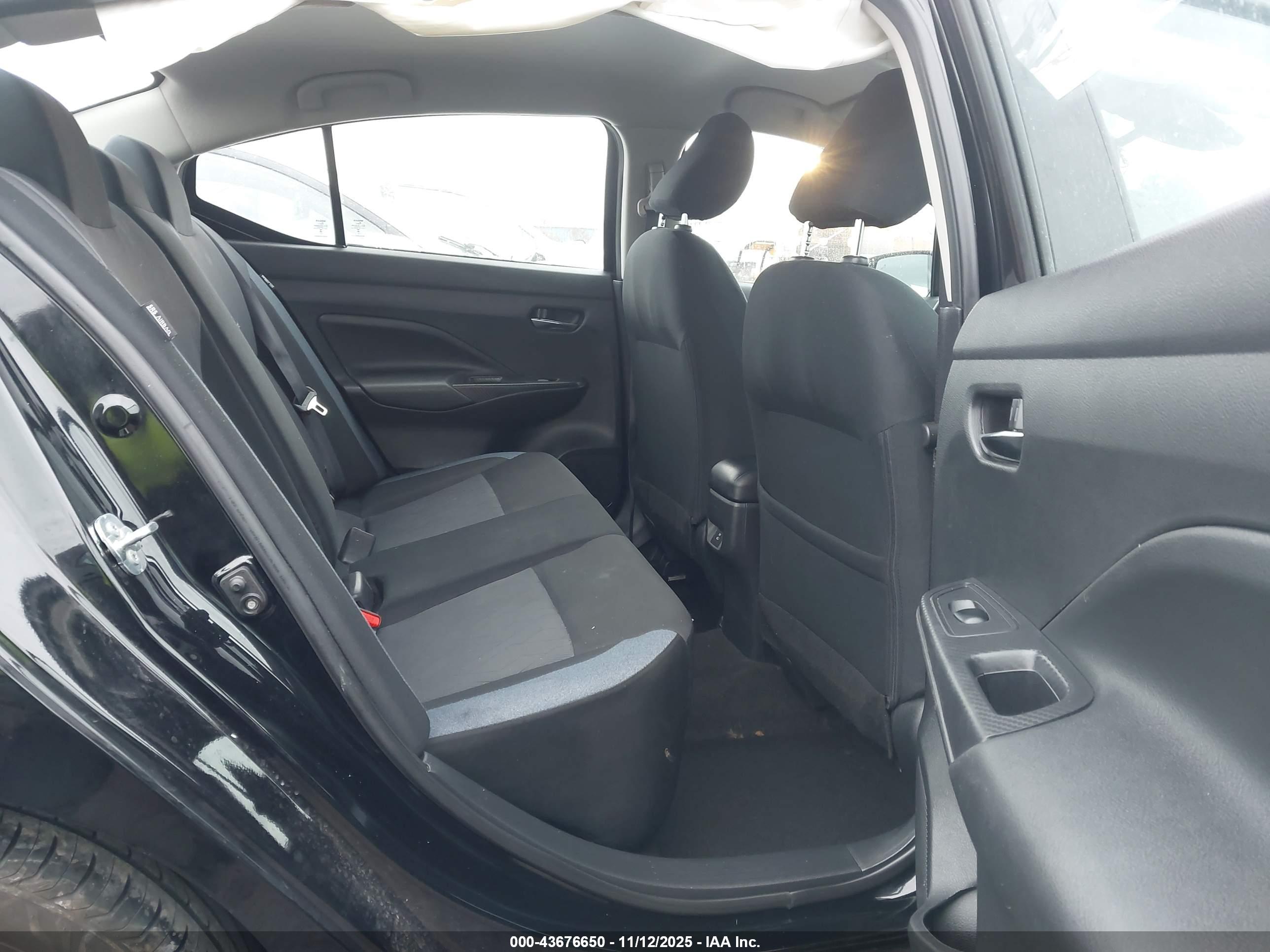 NISSAN VERSA image 8