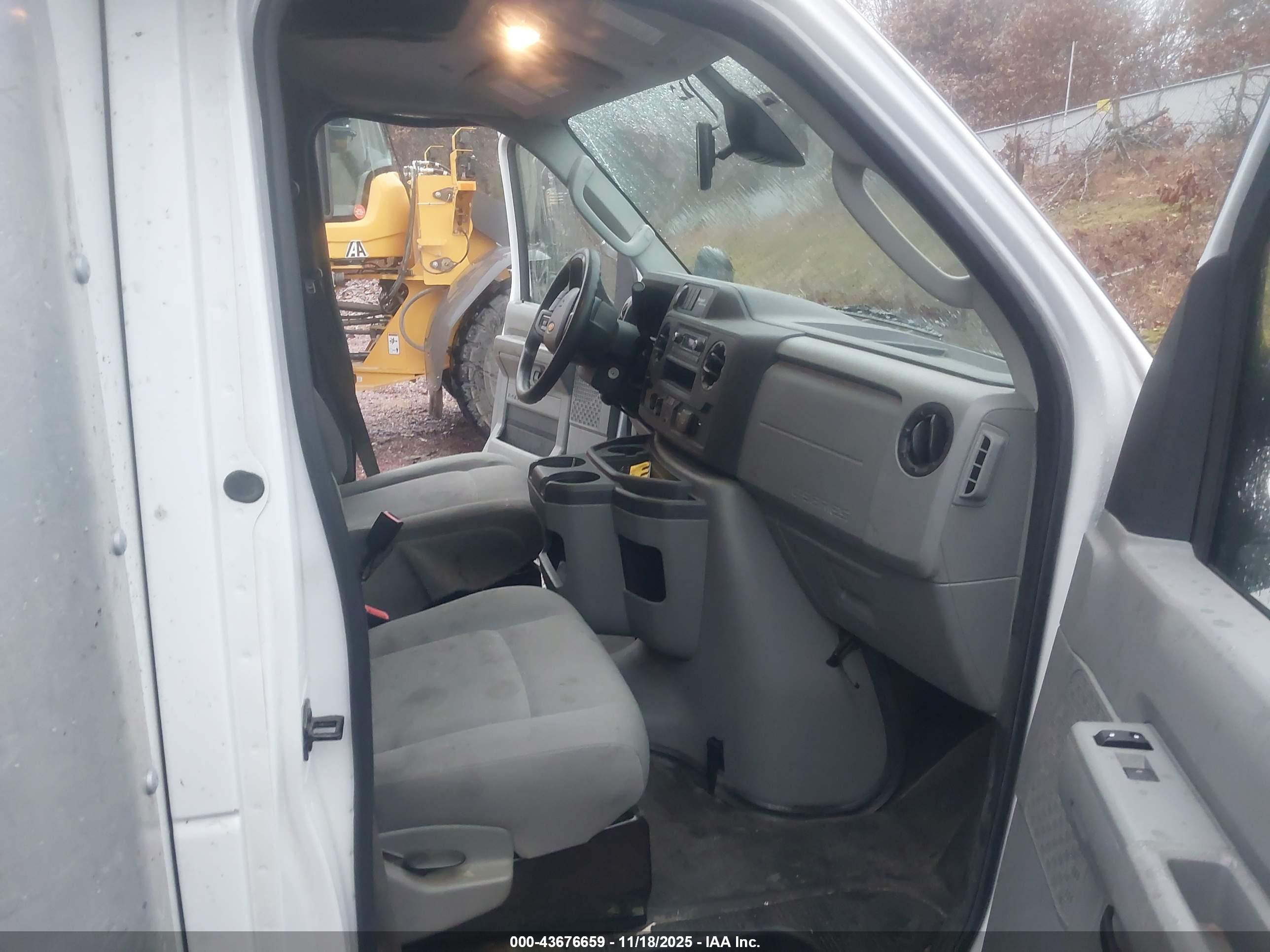 FORD E-350 image 8