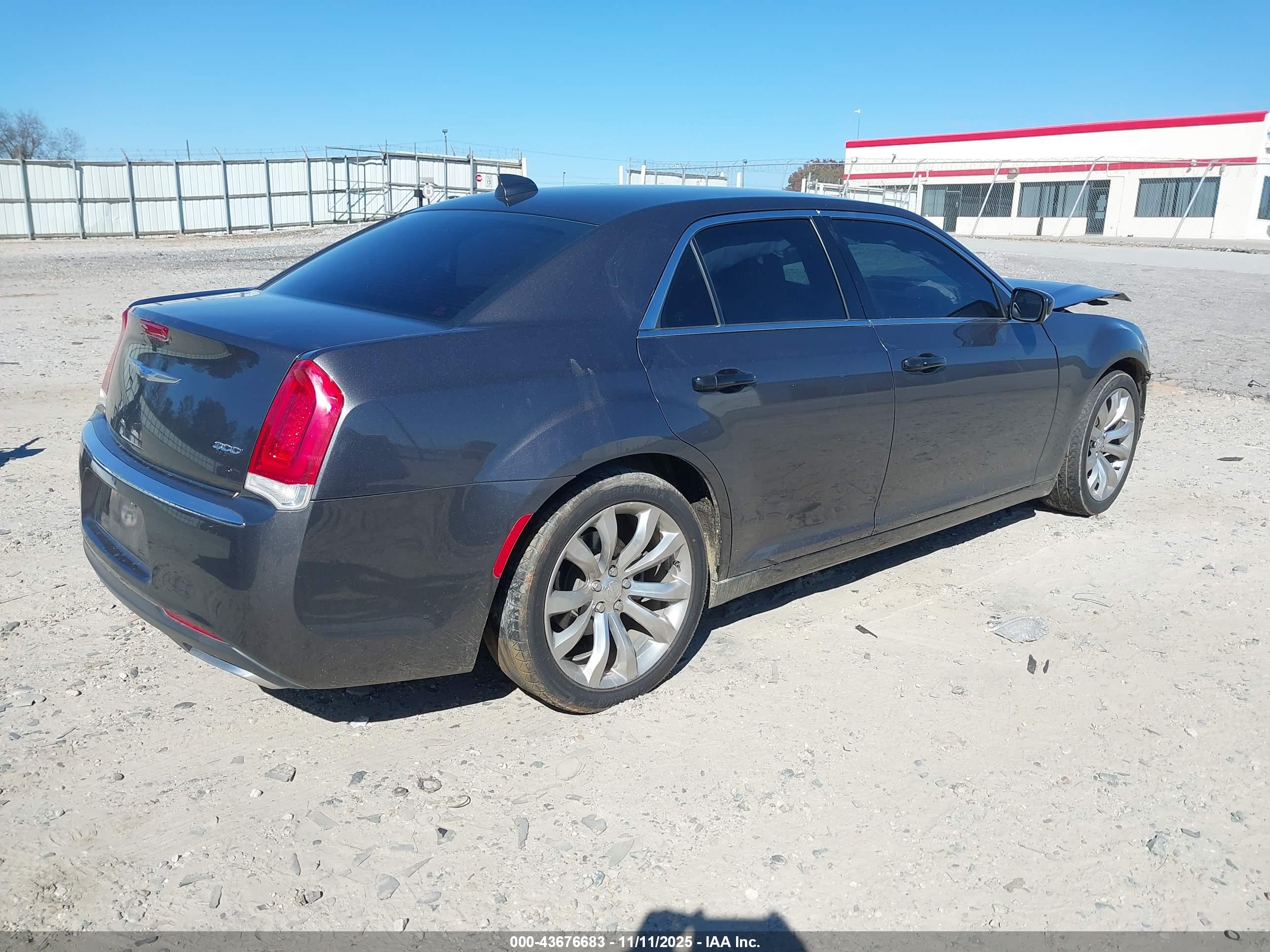 CHRYSLER 300 image 4