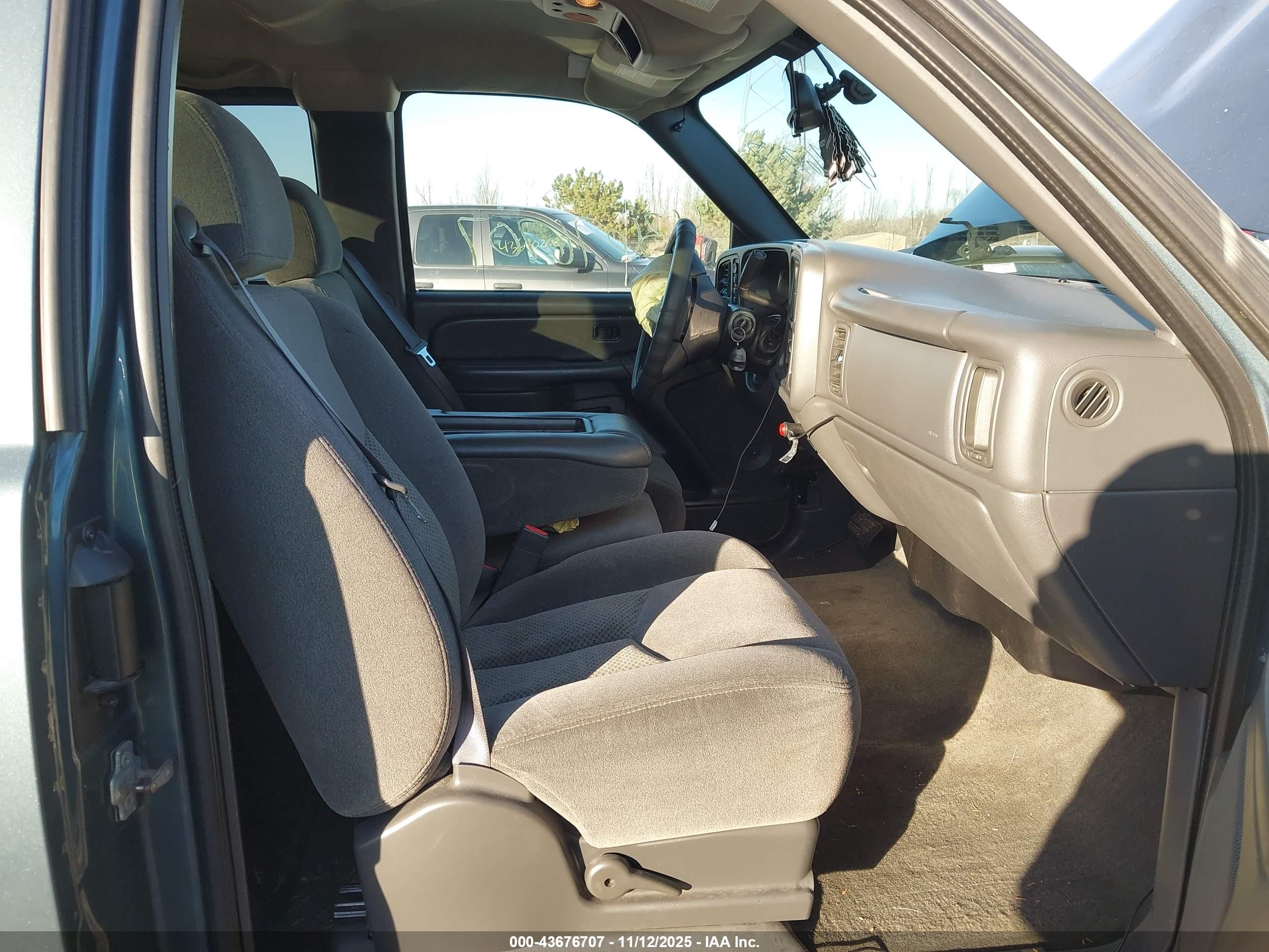 CHEVROLET SILVERADO image 5