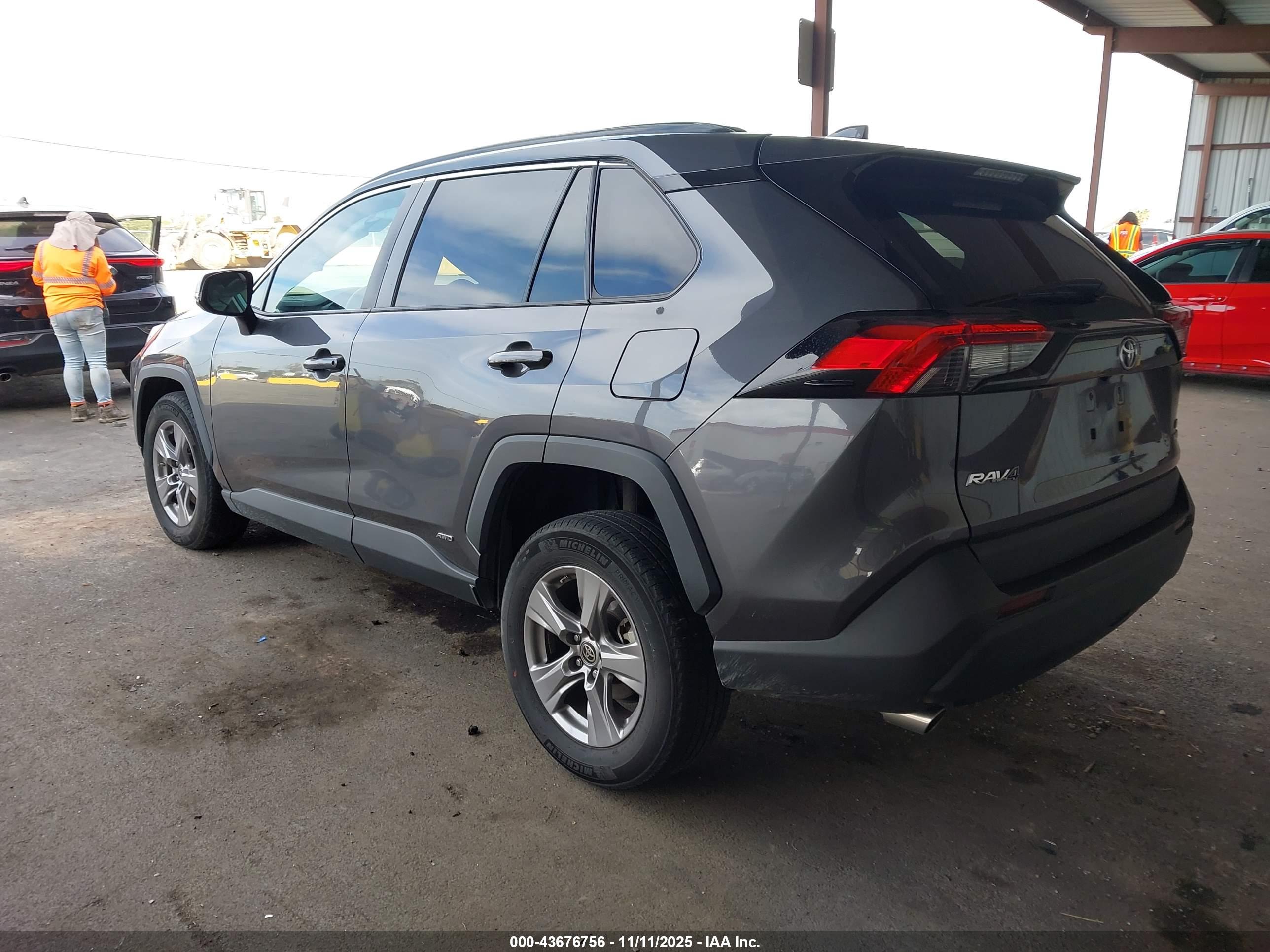 TOYOTA RAV4 image 3