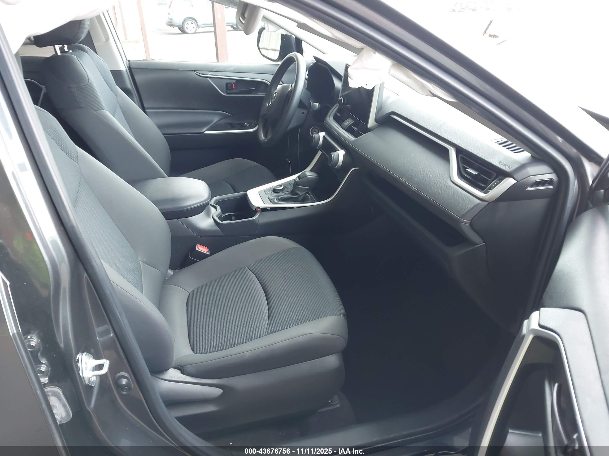 TOYOTA RAV4 image 5