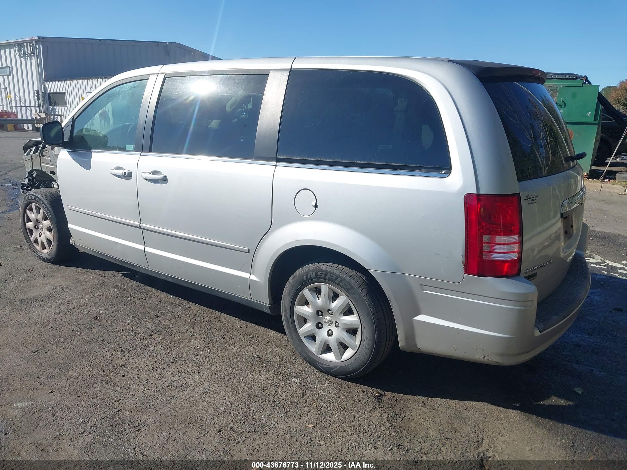 CHRYSLER TOWN image 3