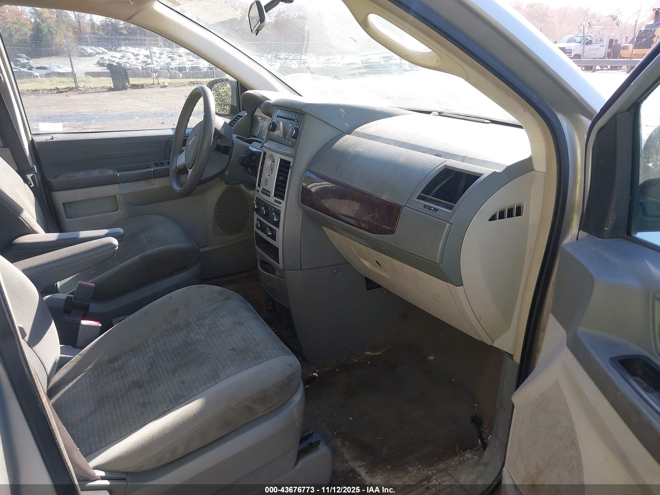CHRYSLER TOWN image 5