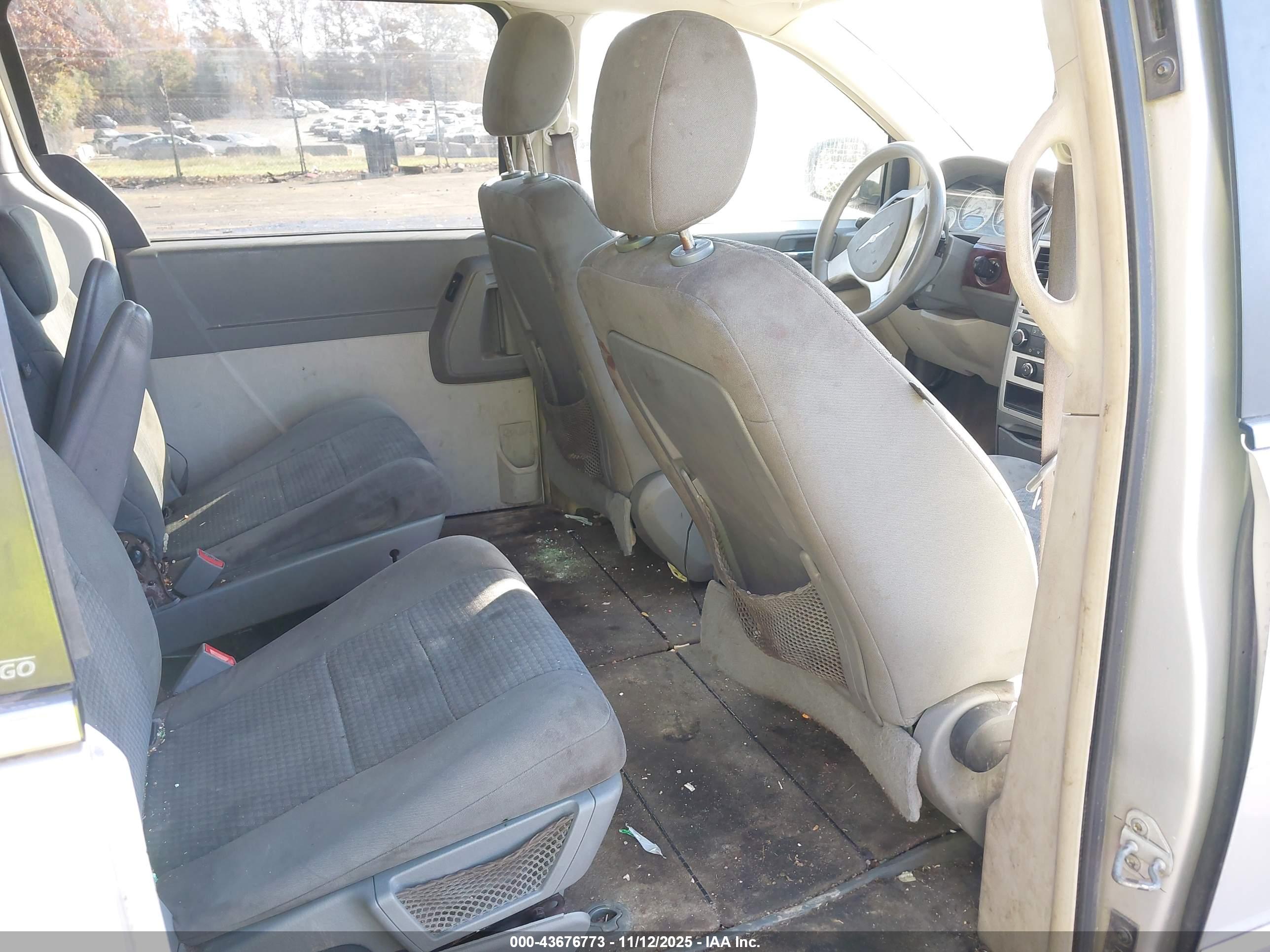 CHRYSLER TOWN image 8