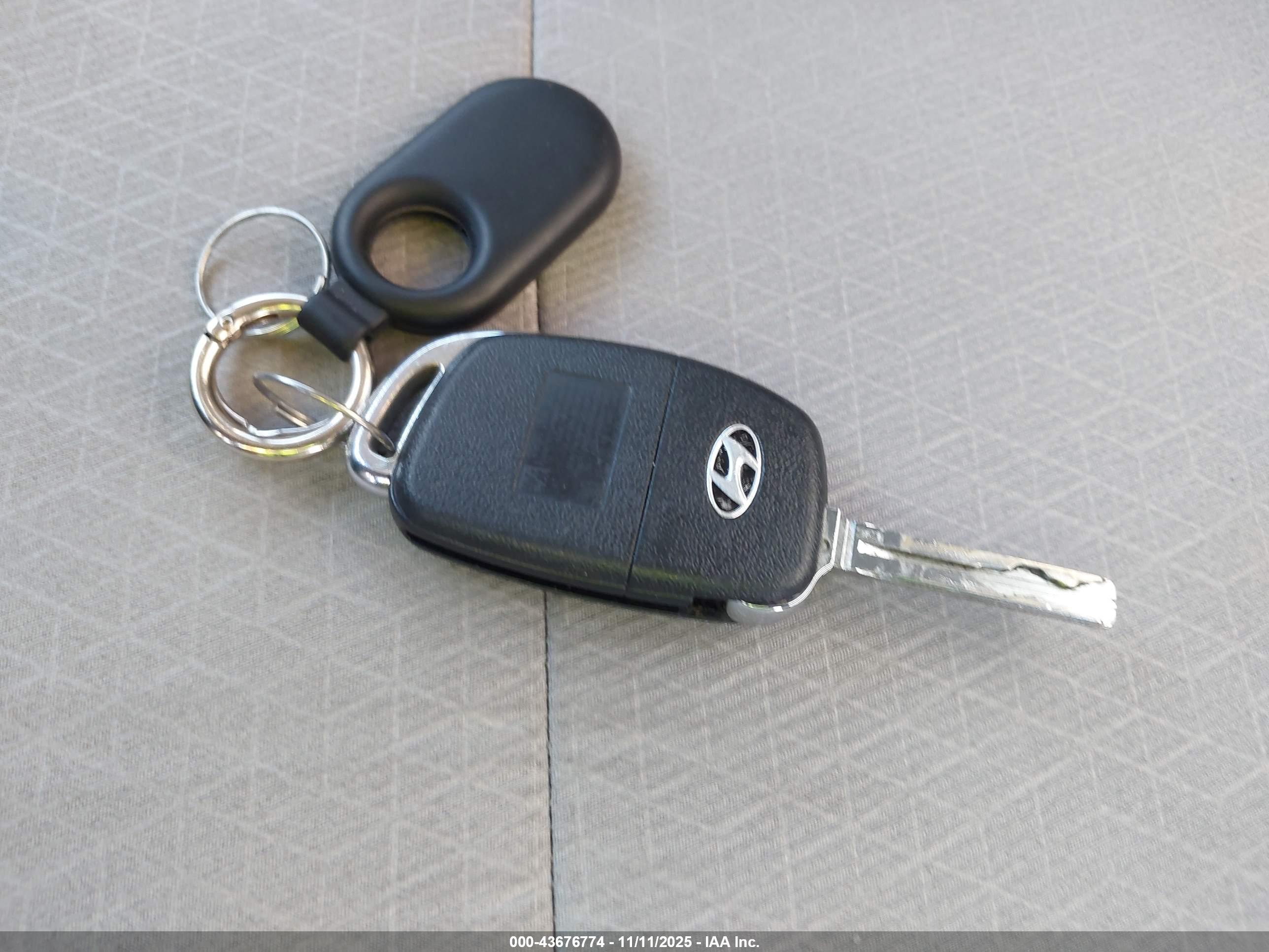 HYUNDAI TUCSON image 11
