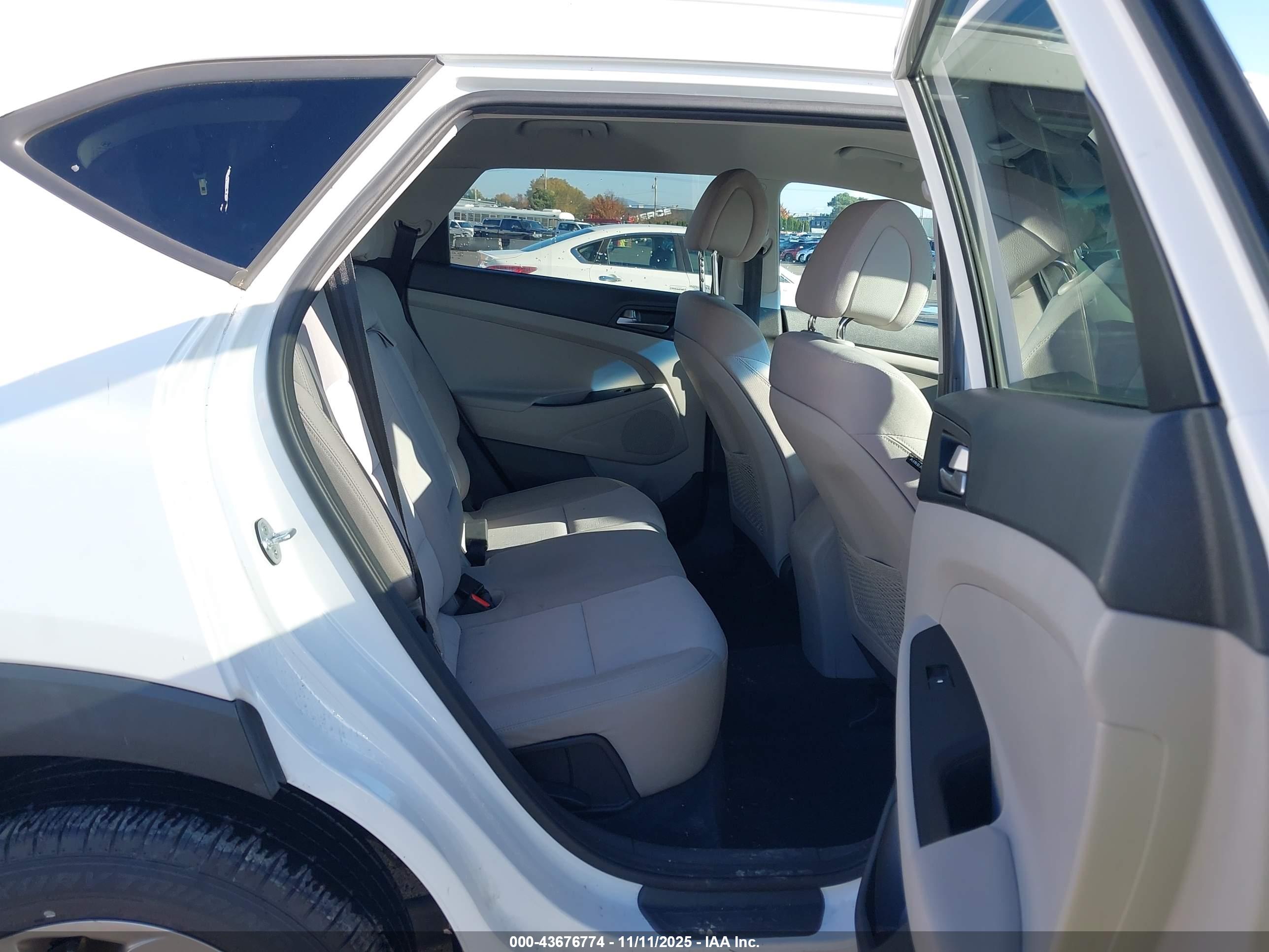 HYUNDAI TUCSON image 8