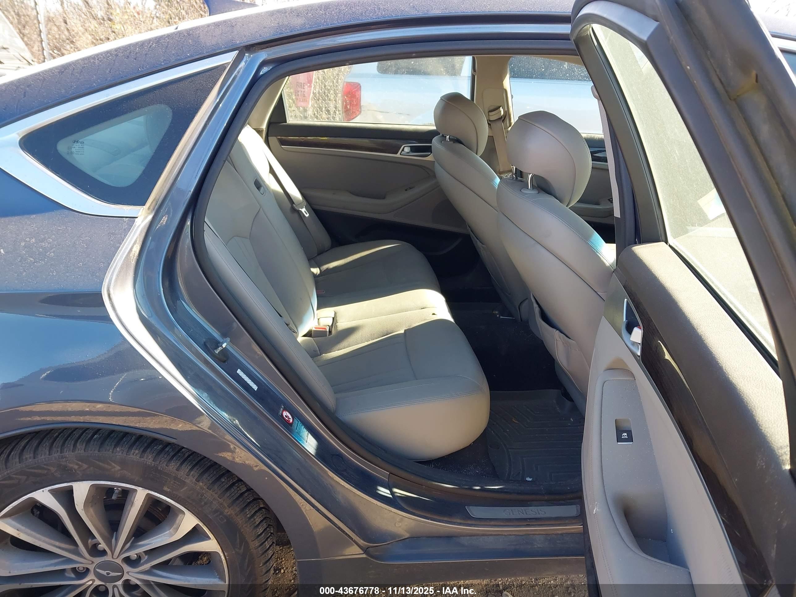 HYUNDAI GENESIS image 8