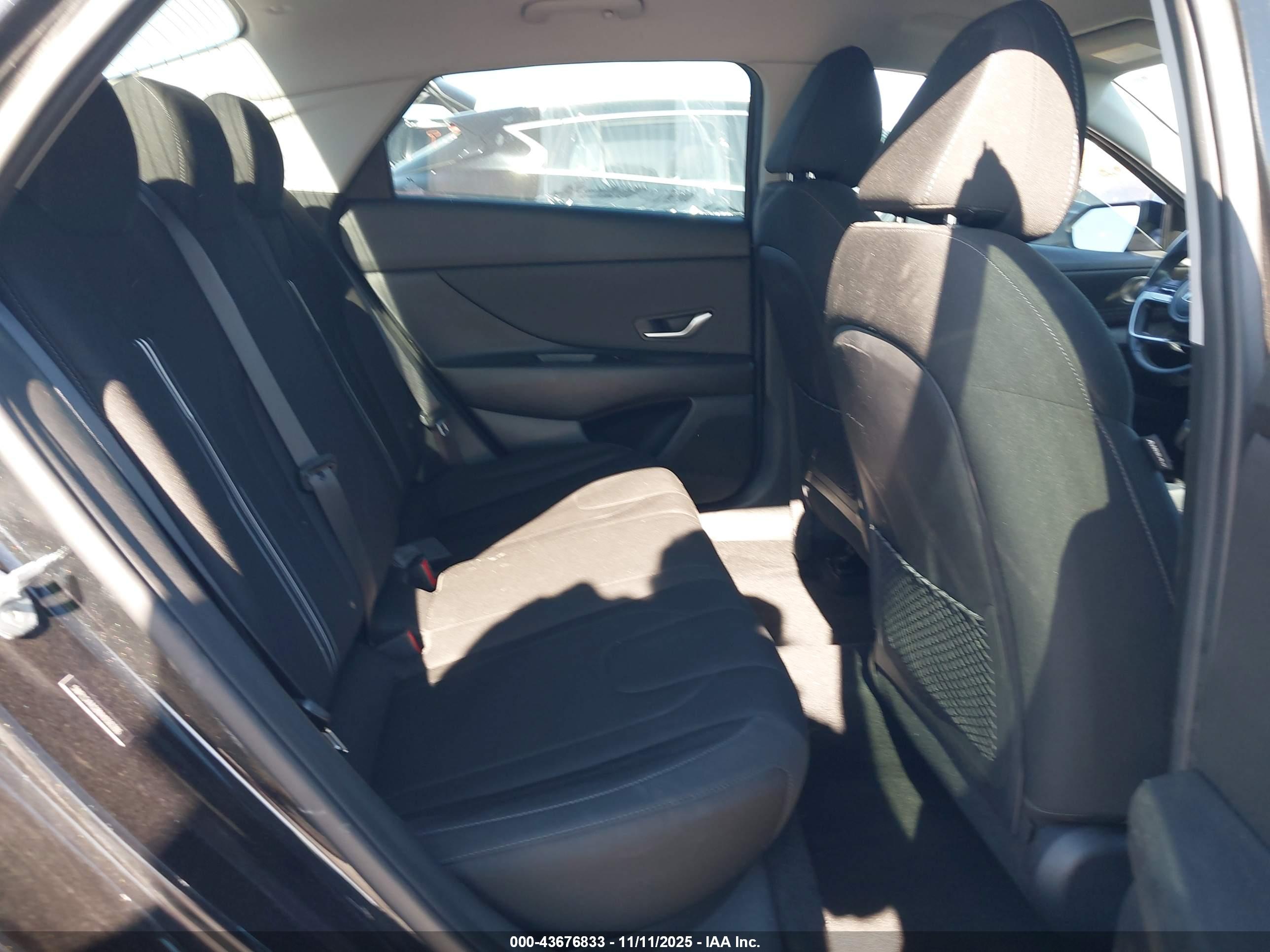 HYUNDAI ELANTRA image 8
